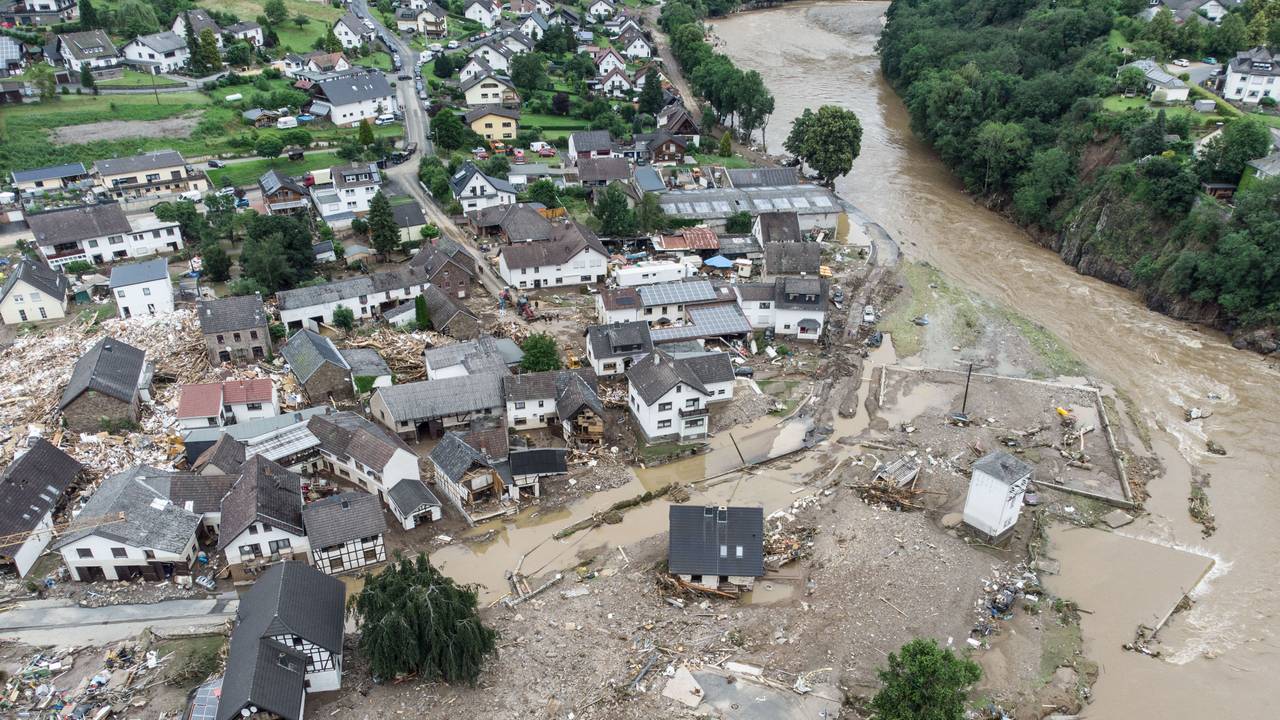 Weitgehend zerstört und überflutet ist das Dorf Schuld im Kreis Ahrweiler nach dem Unwetter mit Hochwasser. Jetzt wird gegen Landrat Jürgen Pföhler ermittelt.
