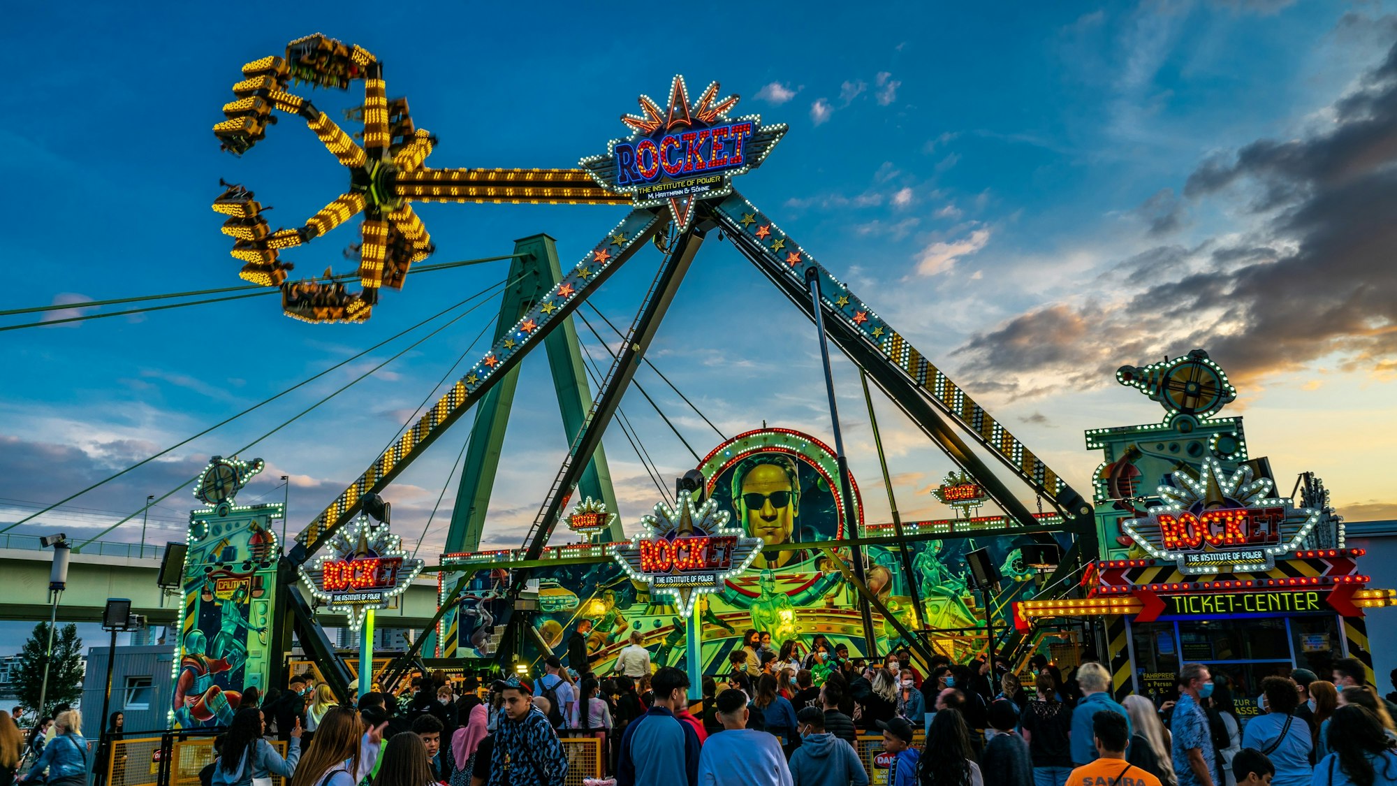 Fahrgeschäft „Rocket“ beim Pop-Up-Freizeitpark auf der Deutzer Werft