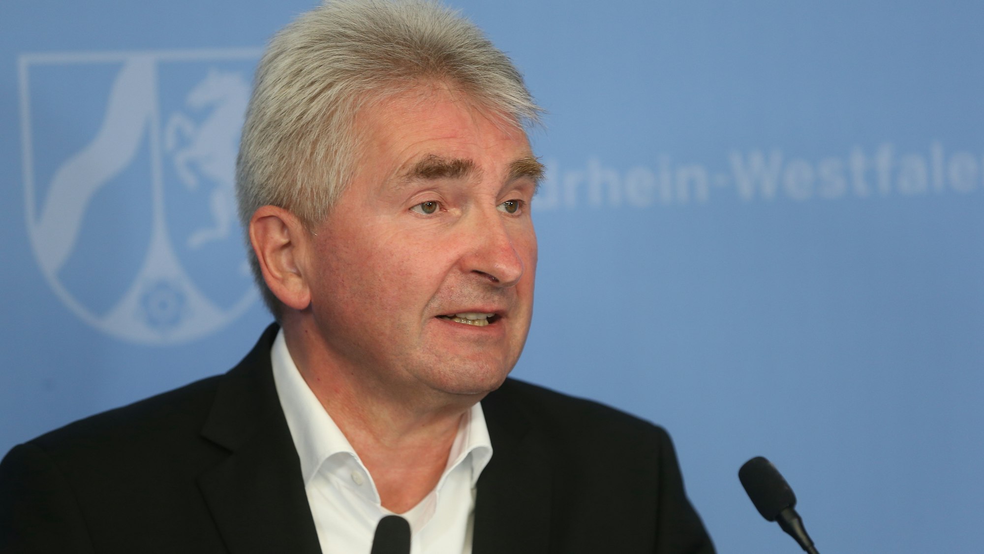 Bei einer Pressekonferenz zur Vorstellung einer neuen NRW-Tourismuskampagne steht Nordrhein-Westfalens Wirtschaftsminister Andreas Pinkwart an einem Mikrofon.