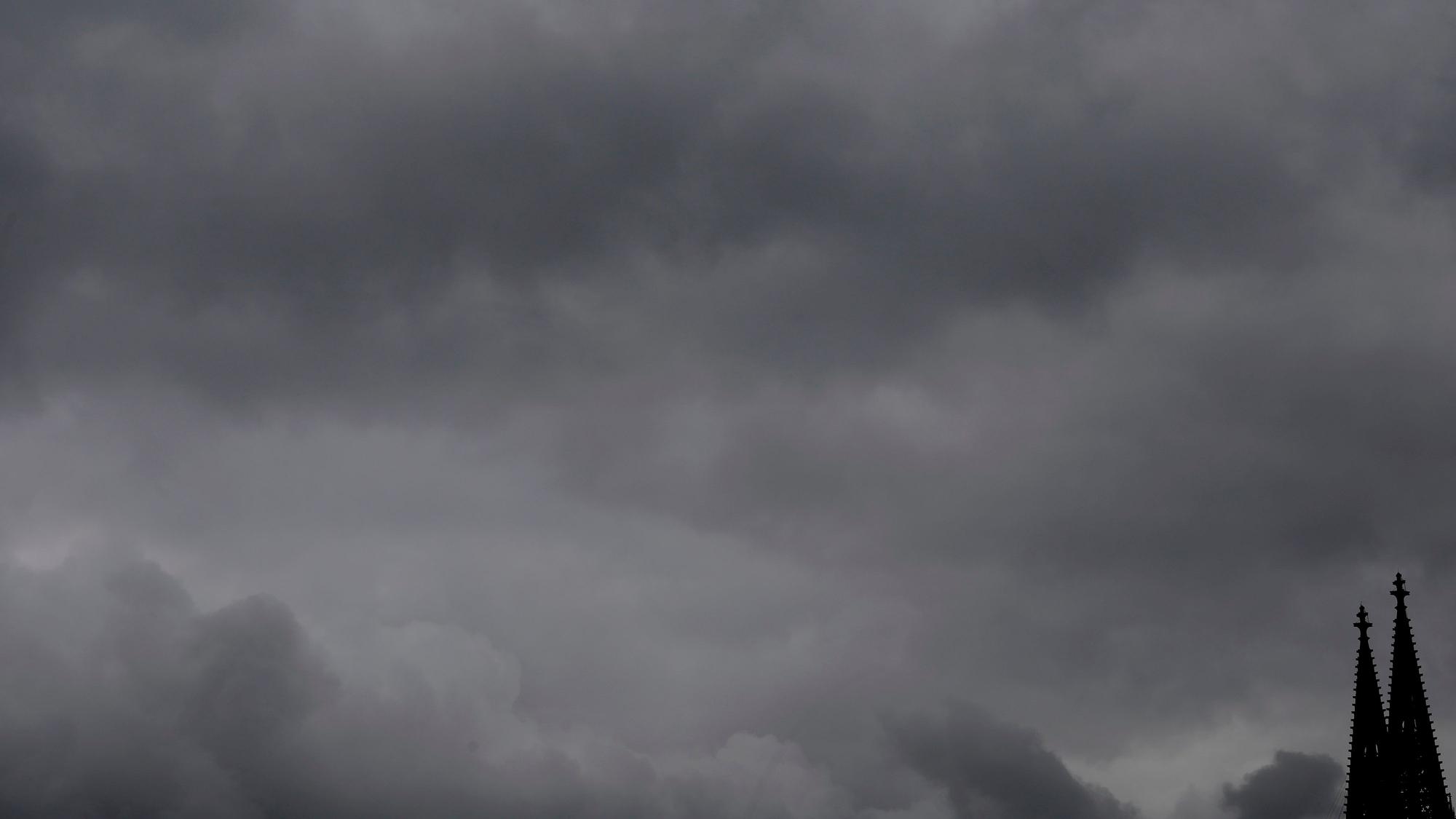 Dicke Wolken über dem Kölner Dom.