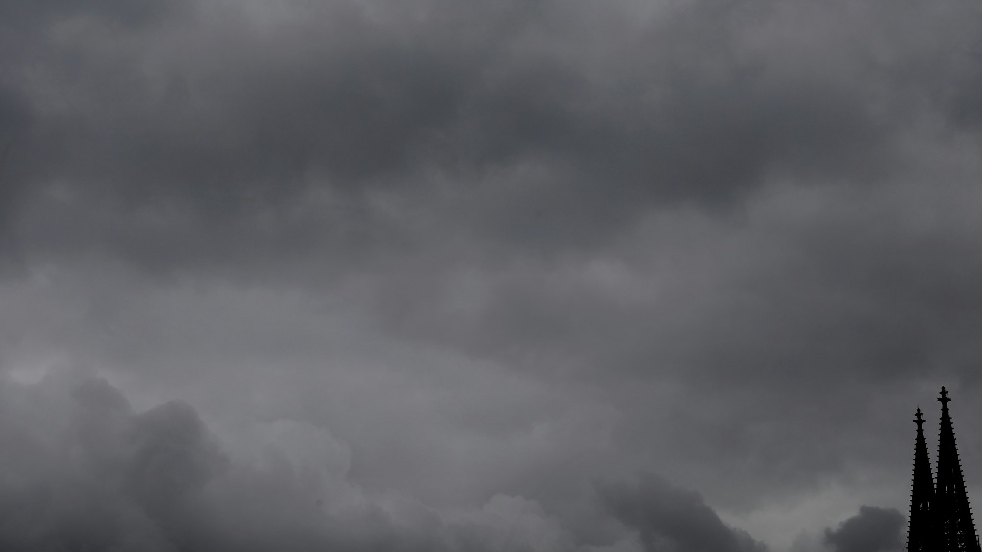 Dicke Wolken über dem Kölner Dom.