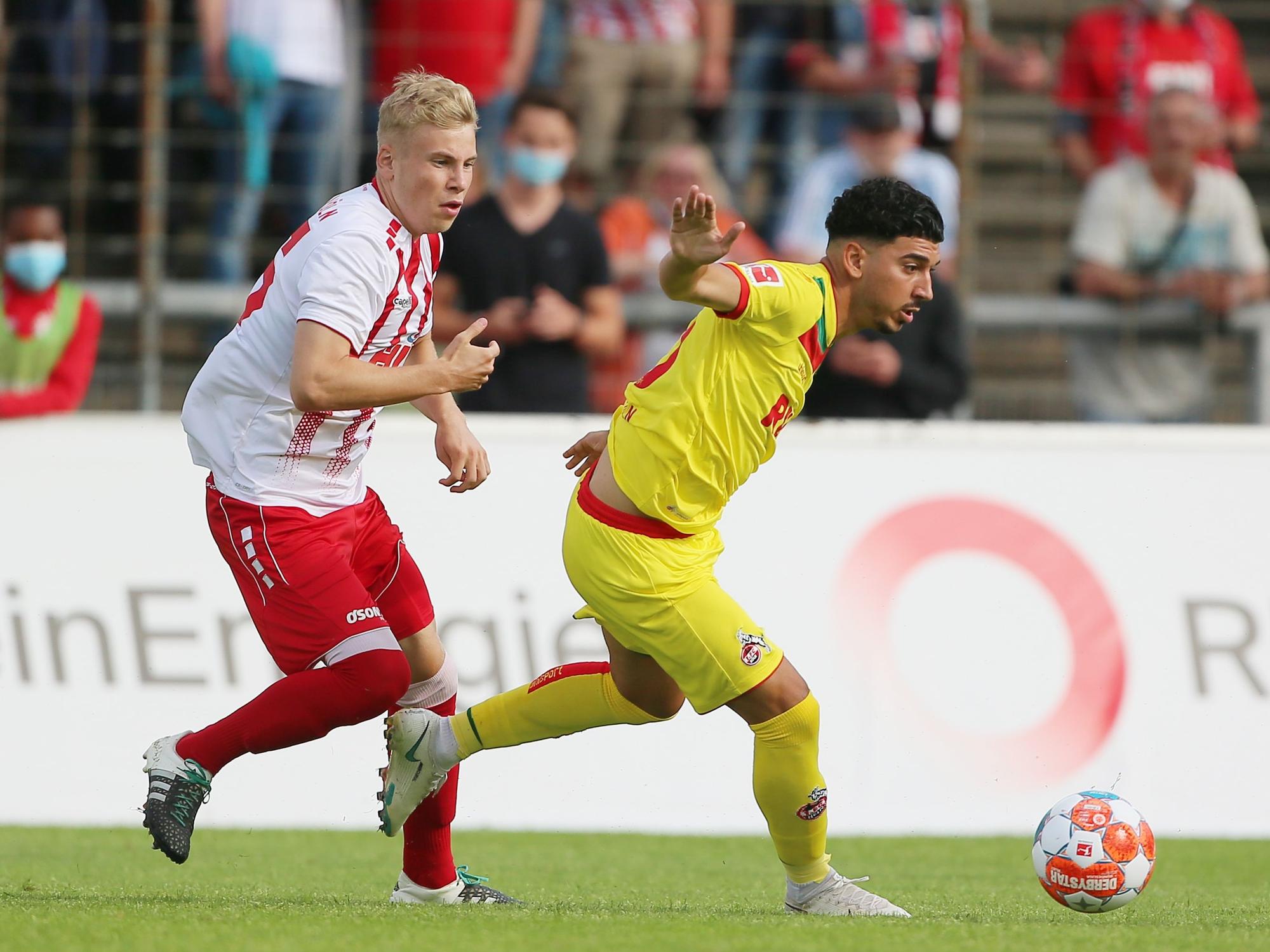 Dimitrios Limnios im Testspiel des 1. FC Köln gegen Fortuna Köln am Ball