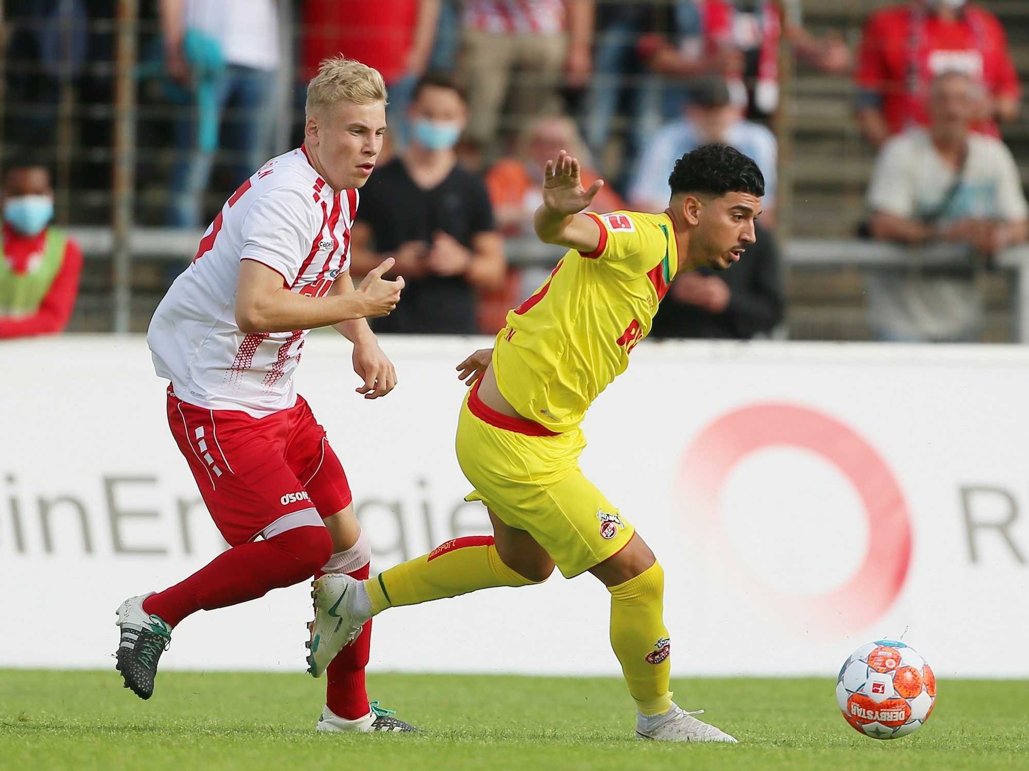 Dimitrios Limnios im Testspiel des 1. FC Köln gegen Fortuna Köln am Ball