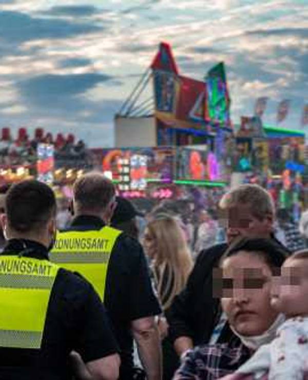 Kräfte des Ordnungsamtes kontrollieren bei der Pop-up-Kirmes „Happy Colonia“ auf der Deutzer Werft.