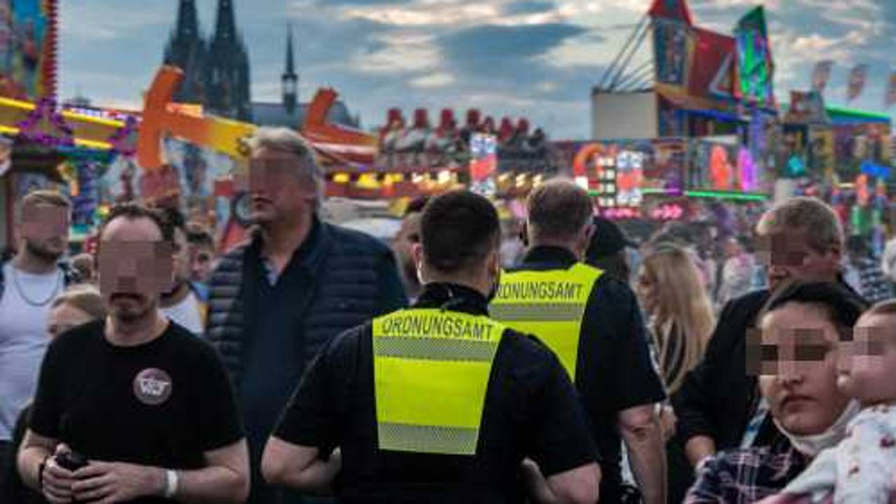 Kräfte des Ordnungsamtes kontrollieren bei der Pop-up-Kirmes „Happy Colonia“ auf der Deutzer Werft.