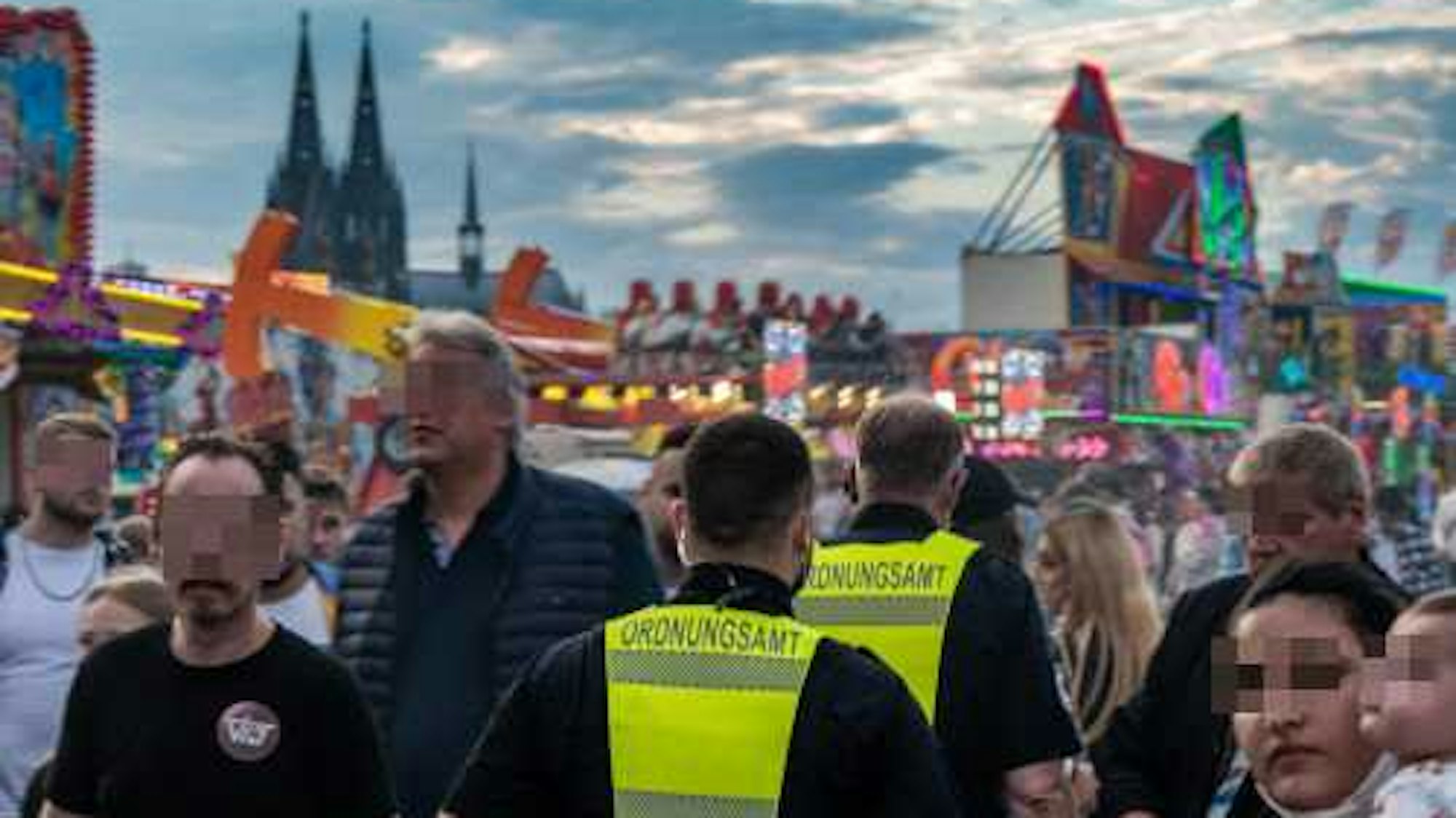 Kräfte des Ordnungsamtes kontrollieren bei der Pop-up-Kirmes „Happy Colonia“ auf der Deutzer Werft.