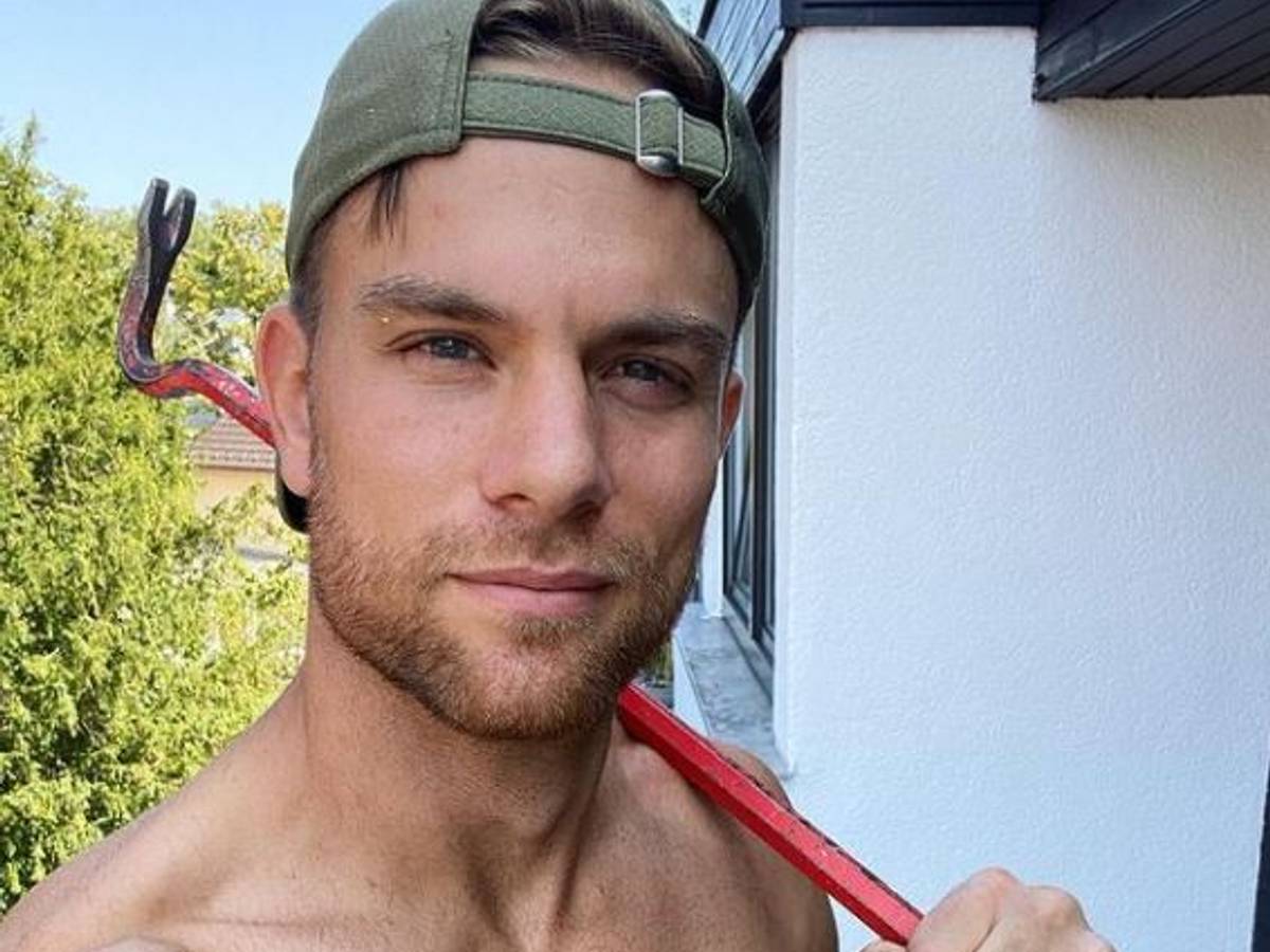 Sebastian Preuss posiert mit Brechstange und Oberkörperfrei für ein Selfie auf Instagram.
