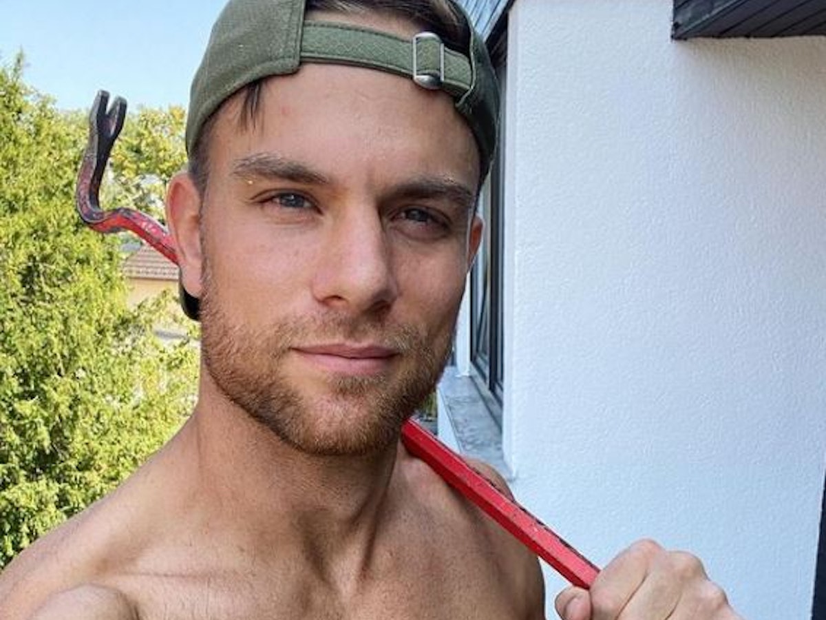 Sebastian Preuss posiert mit Brechstange und Oberkörperfrei für ein Selfie auf Instagram.