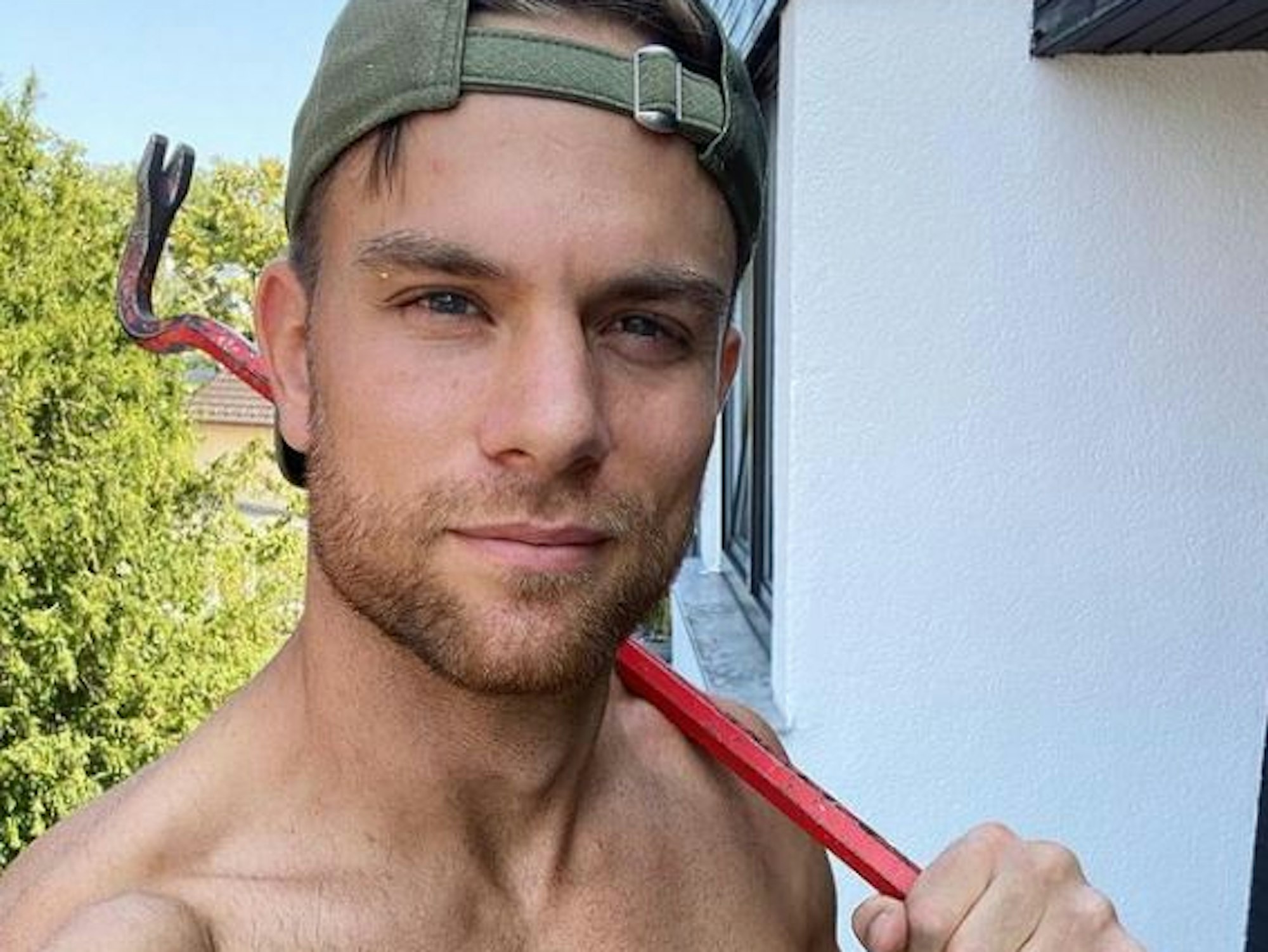 Sebastian Preuss posiert mit Brechstange und Oberkörperfrei für ein Selfie auf Instagram.