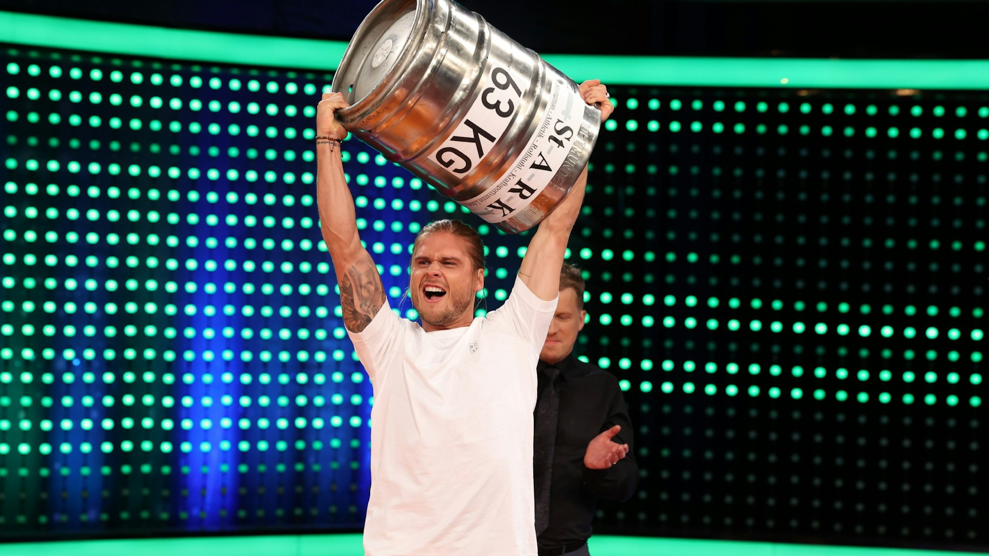 Rurik Gislason stemmt bei „5 gegen Jauch“ ein Fass in die Höhe.