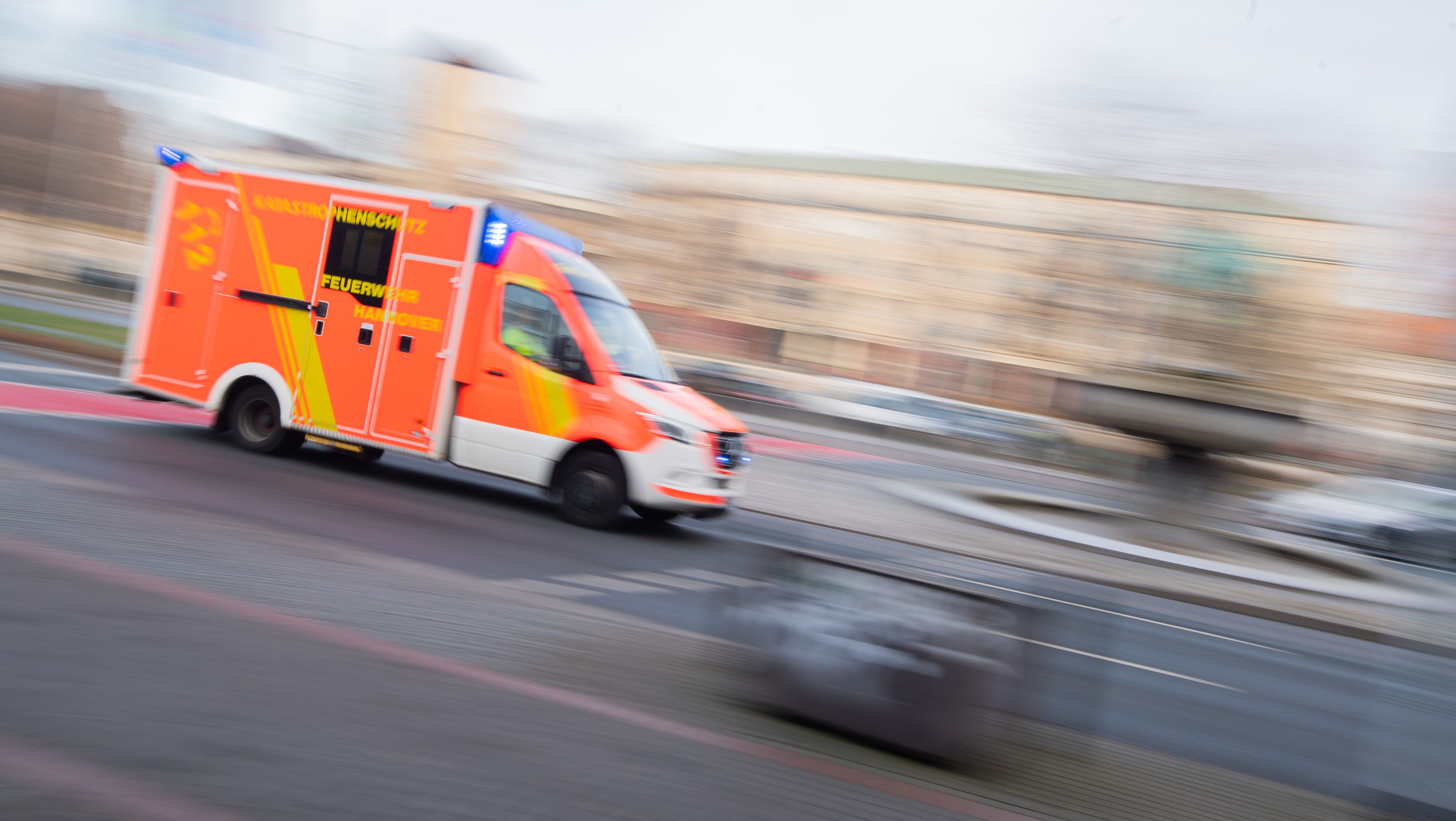 Unfall in Troisdorf mit Verletzten: Ein Rettungswagen der Feuerwehr Hannover fährt mit Blaulicht durch die Innenstadt; Rettungswagen Symbolbild