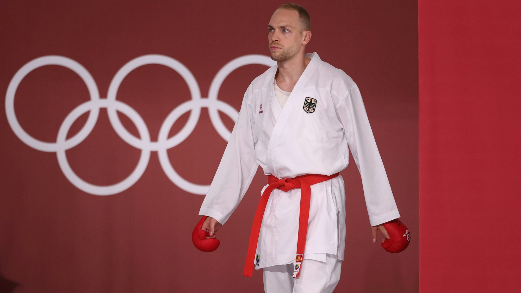 Noah Bitsch geht vor seinem Karate-Kampf bei Olympia in die Halle.