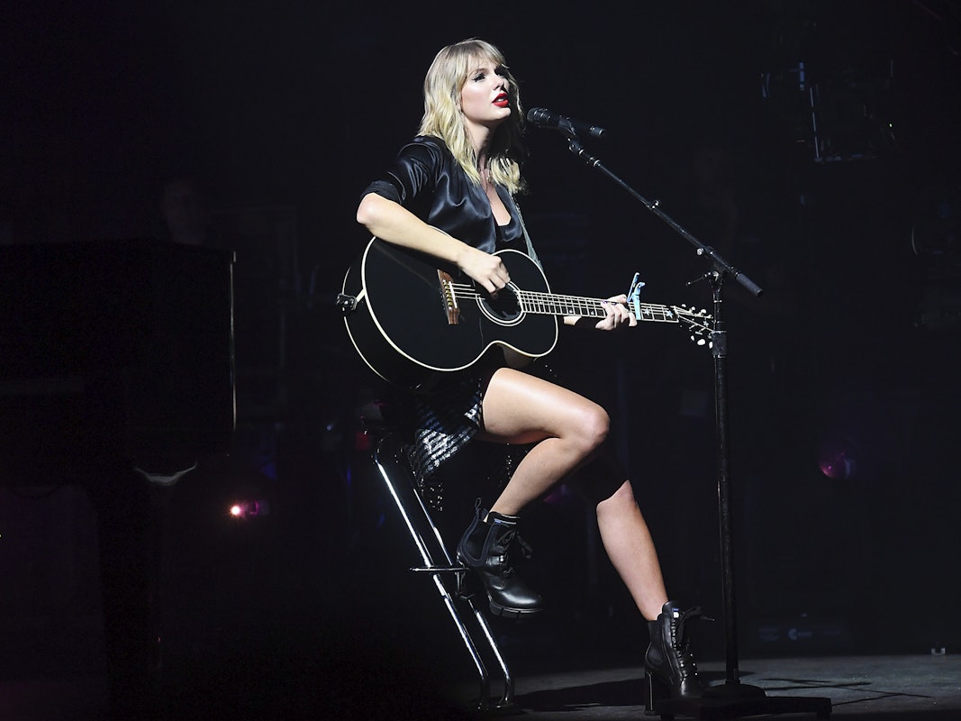 Taylor Swift auf der Bühne bei einem Konzert in Paris im Jahr 2019.