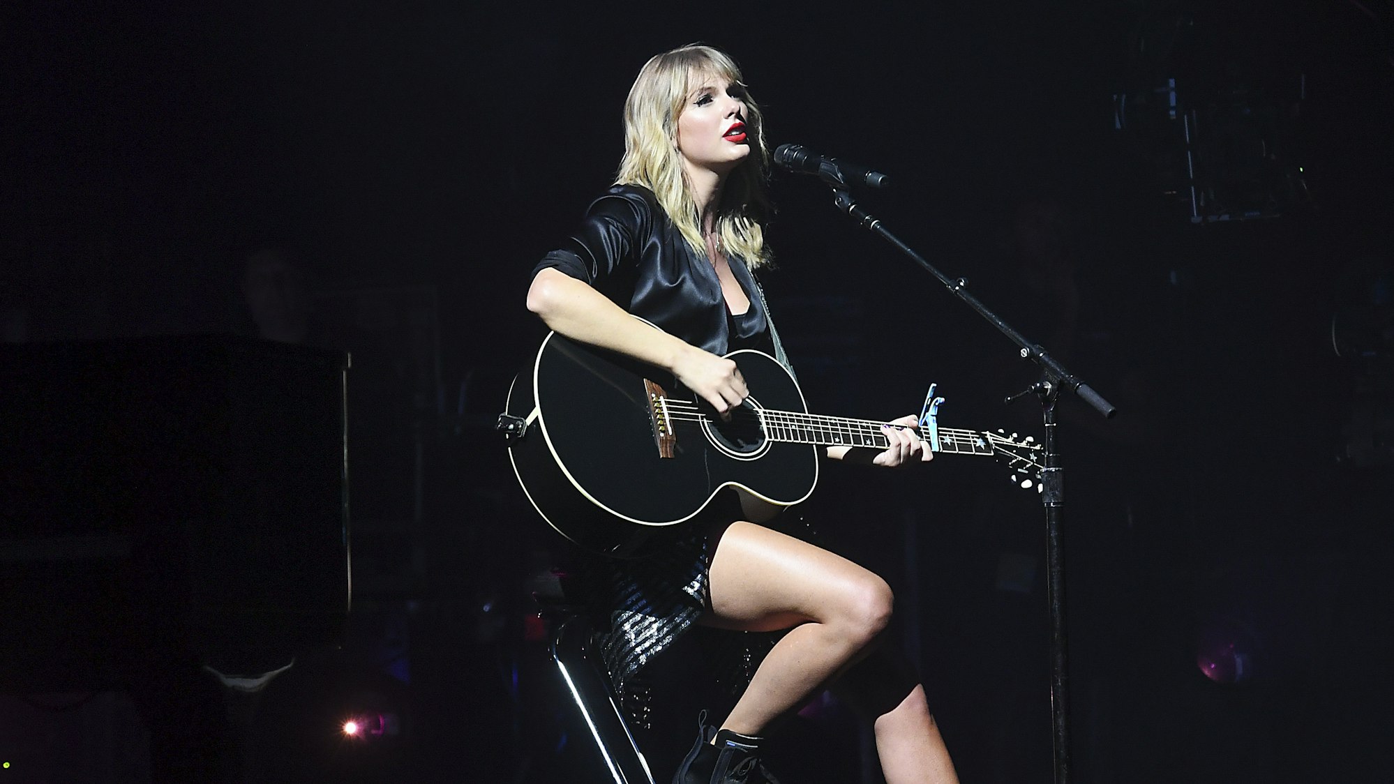 Taylor Swift auf der Bühne bei einem Konzert in Paris im Jahr 2019.