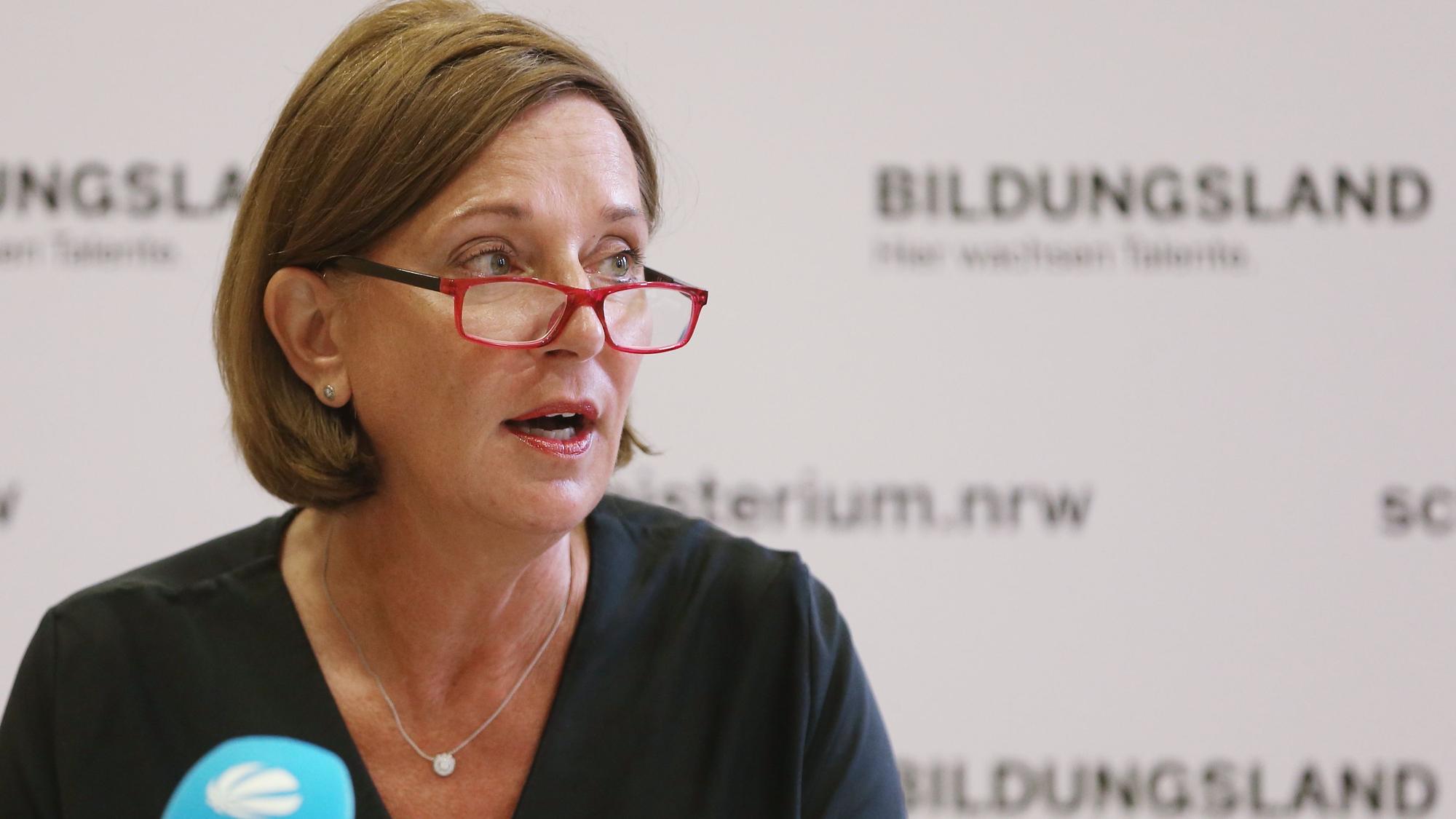 Die nordrhein-westfälische Schulministerin Yvonne Gebauer spricht bei einem Pressegespräch über aktuelle schulpolitische Themen.