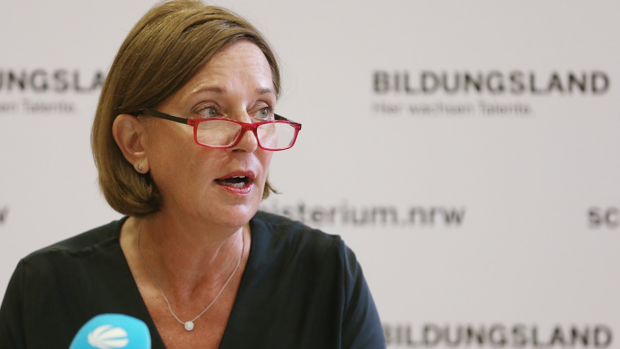 Die nordrhein-westfälische Schulministerin Yvonne Gebauer spricht bei einem Pressegespräch über aktuelle schulpolitische Themen.