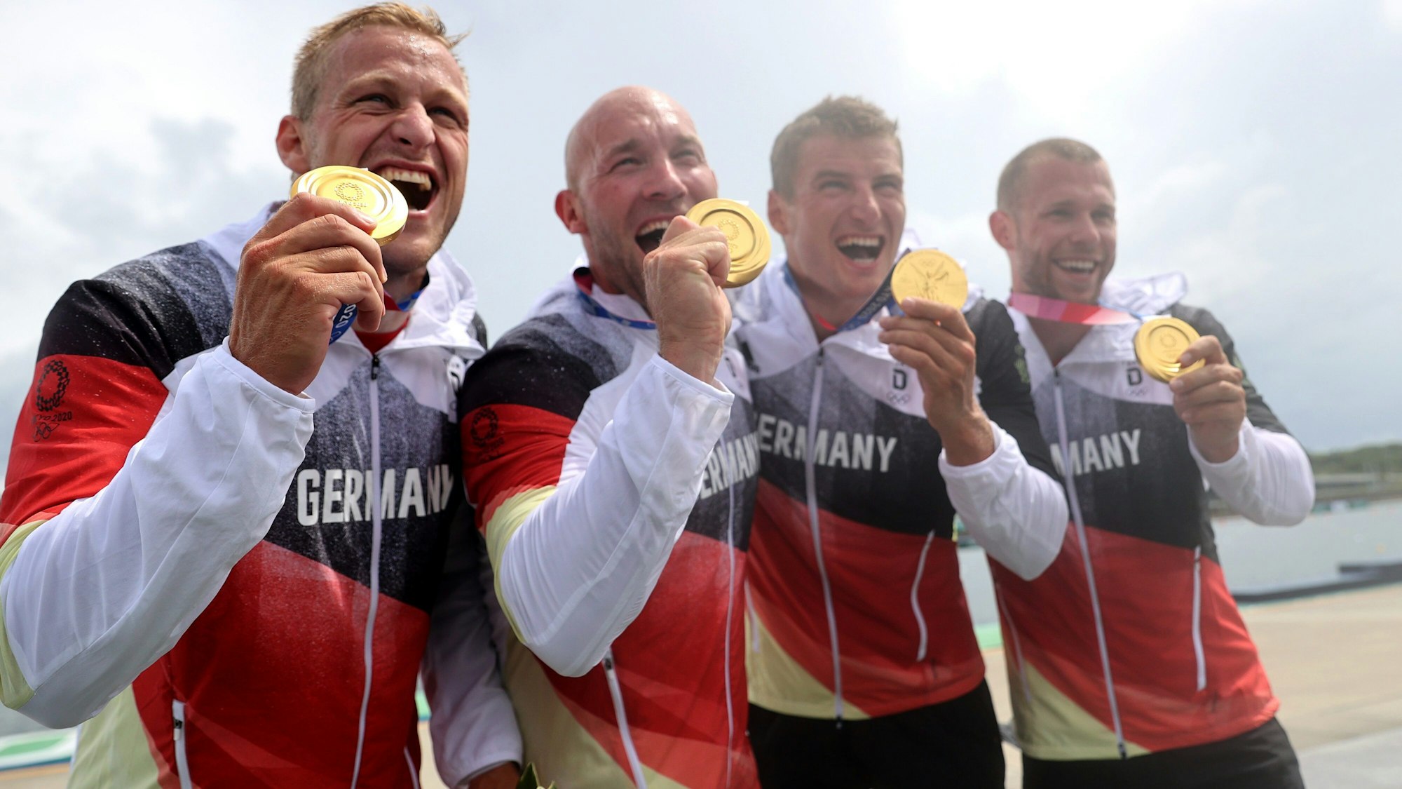 Gold für Kanu-Vierer: Max Rendschmidt, Ronald Rauhe, Tom Liebscher und Max Lemke jubeln in Tokio am 7. August 2021.