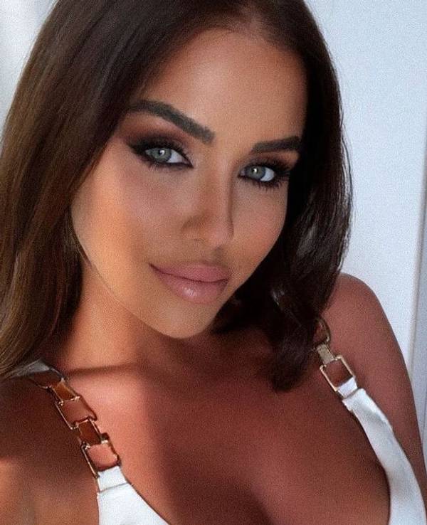 Kim Gloss posiert für ein Instagram-Selfie.