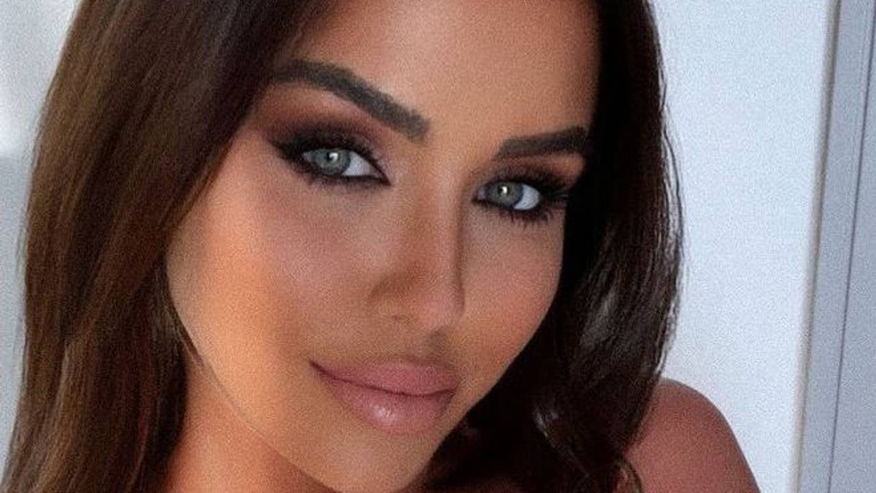 Kim Gloss posiert für ein Instagram-Selfie.