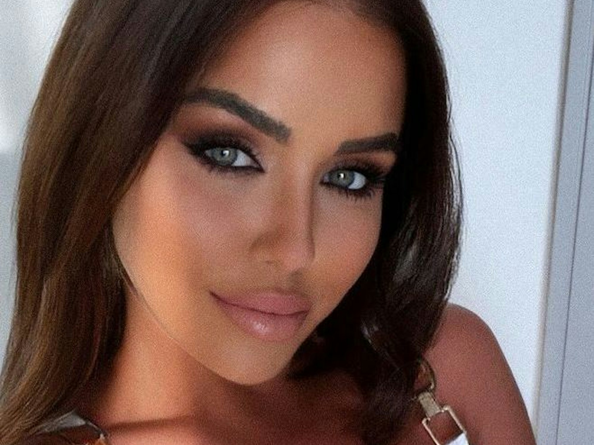 Kim Gloss posiert für ein Instagram-Selfie.