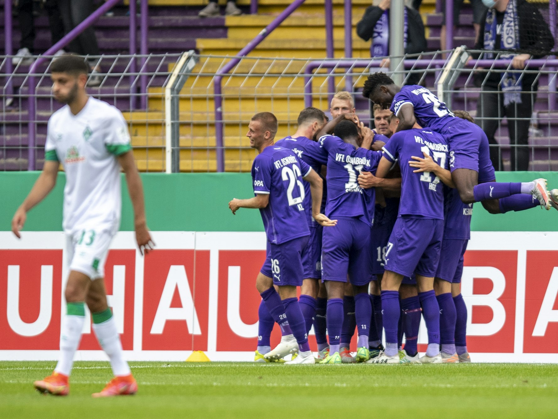 Die Osnabrücker Spieler jubeln nach dem Tor zum 1:0 gegen Werder Bremen.