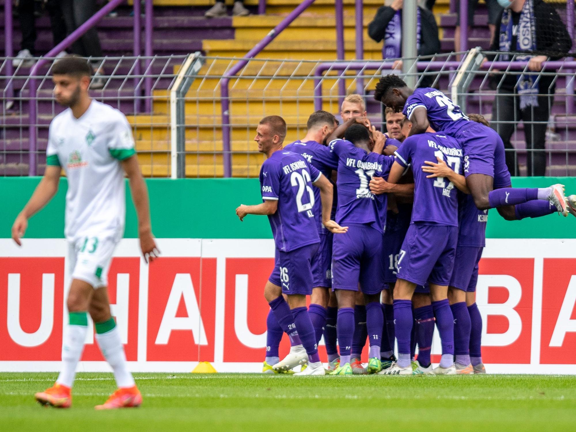 Die Osnabrücker Spieler jubeln nach dem Tor zum 1:0 gegen Werder Bremen.