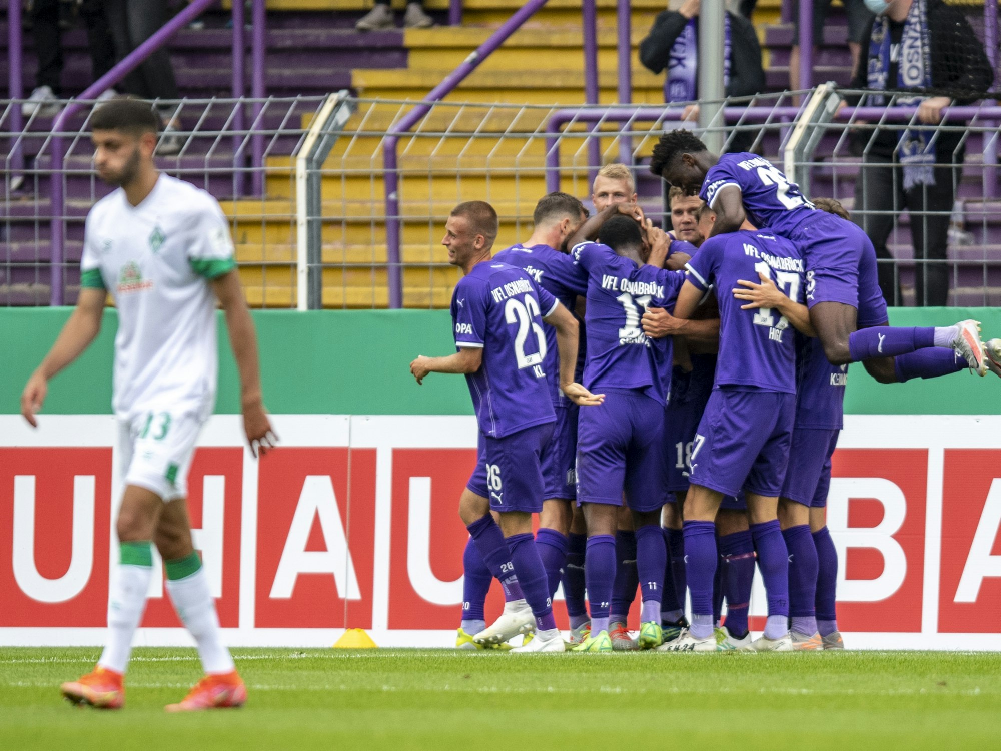 Die Osnabrücker Spieler jubeln nach dem Tor zum 1:0 gegen Werder Bremen.