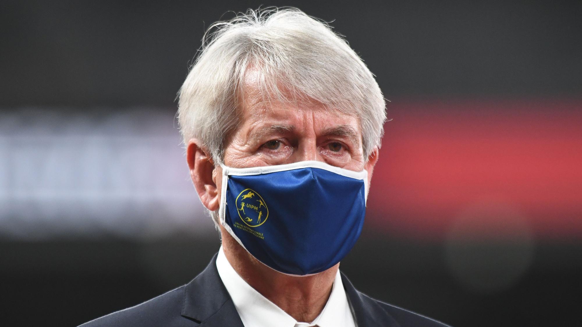 Klaus Schormann verfolgt mit Maske den Modernen Fünfkampf bei Olympia.