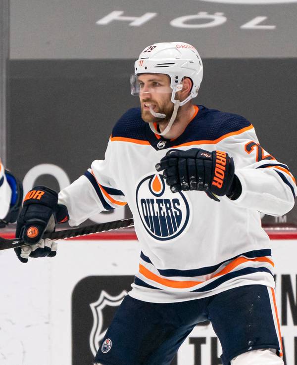 Darnell Nurse (l.) bejubelt mit Leon Draisaitl ein Tor der Edmonton Oilers in der NHL.