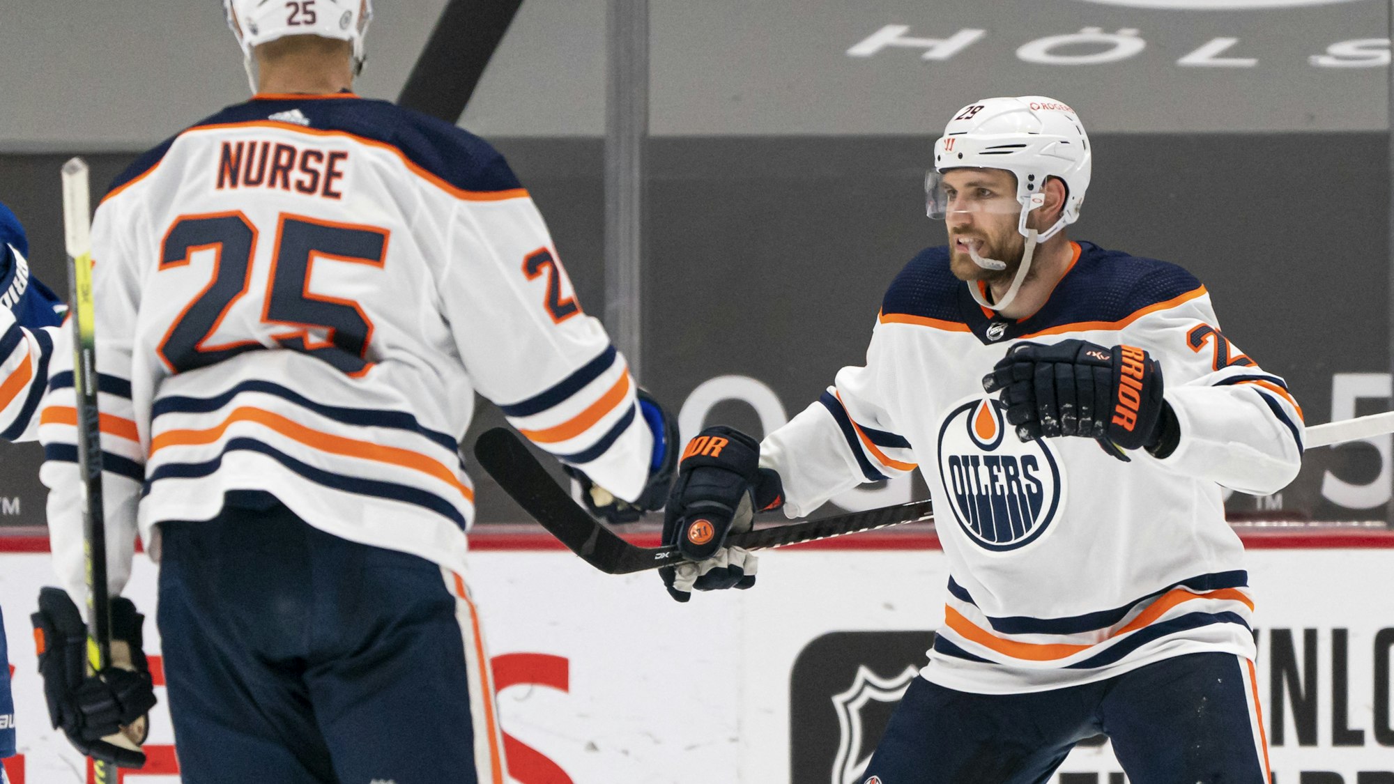 Darnell Nurse (l.) bejubelt mit Leon Draisaitl ein Tor der Edmonton Oilers in der NHL.