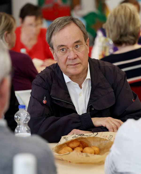 Armin Laschet hat nichts für den Umweltschutz in NRW getan: So lautet der aktuelle Vorwurf der Grünen aus dem Bundestag. Unser Archivbild zeigt den CDU-Kanzlerkandidaten in Erfststadt im Juli 2021.
