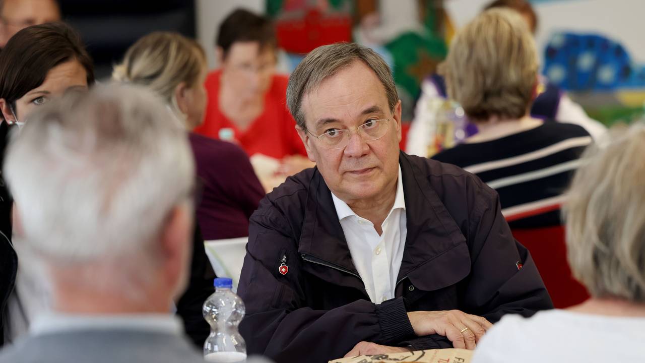 Armin Laschet hat nichts für den Umweltschutz in NRW getan: So lautet der aktuelle Vorwurf der Grünen aus dem Bundestag. Unser Archivbild zeigt den CDU-Kanzlerkandidaten in Erfststadt im Juli 2021.