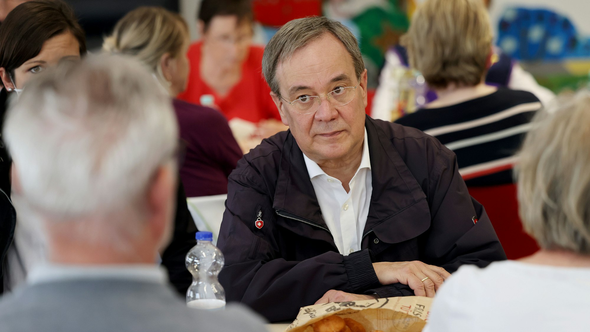 Armin Laschet hat nichts für den Umweltschutz in NRW getan: So lautet der aktuelle Vorwurf der Grünen aus dem Bundestag. Unser Archivbild zeigt den CDU-Kanzlerkandidaten in Erfststadt im Juli 2021.