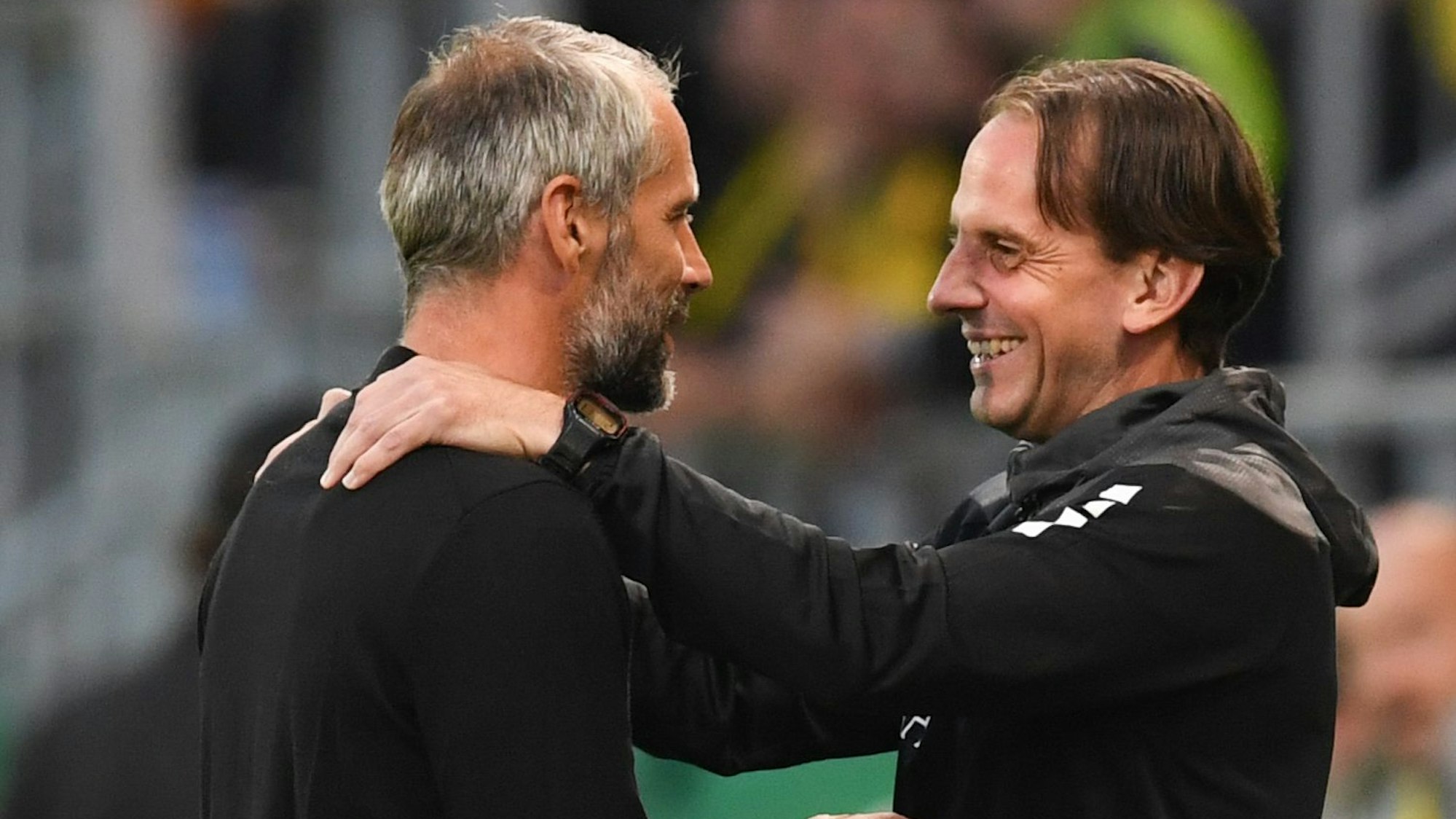 Marco Rose begrüßt vor dem Spiel im DFB-Pokal Wehen Wiesbadens Trainer Rüdiger Rehm.