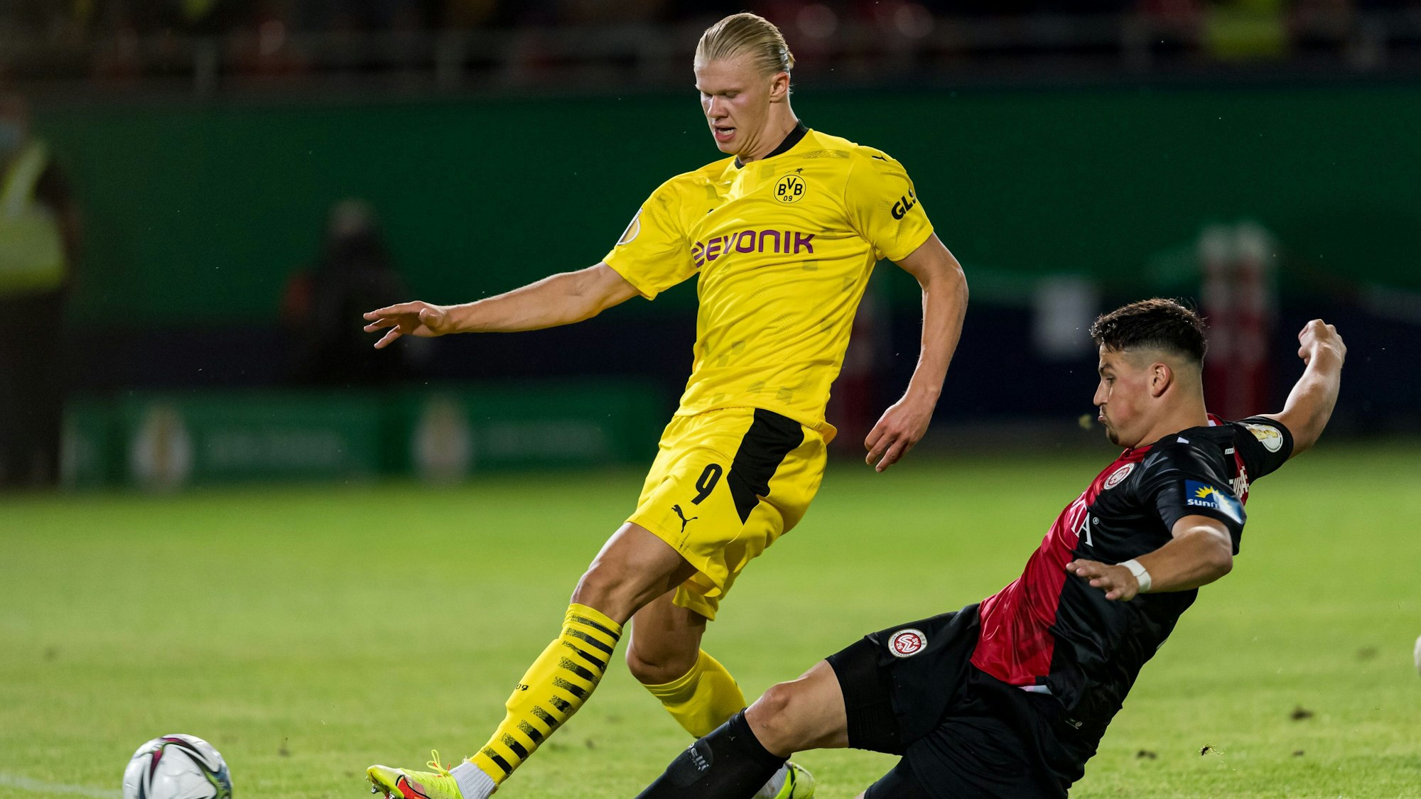 Erling Haaland schiebt im DFB-Pokal einen Ball zum 3:0 für Borussia Dortmund gegen Wehen Wiesbaden ein.