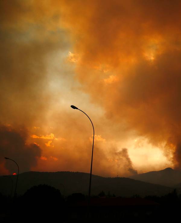 Dunkle Rauchwolken steigen 35 Kilometer entfernt von Athen in den Himmel, Grund dafür sind die anhaltenden Waldbrände.
