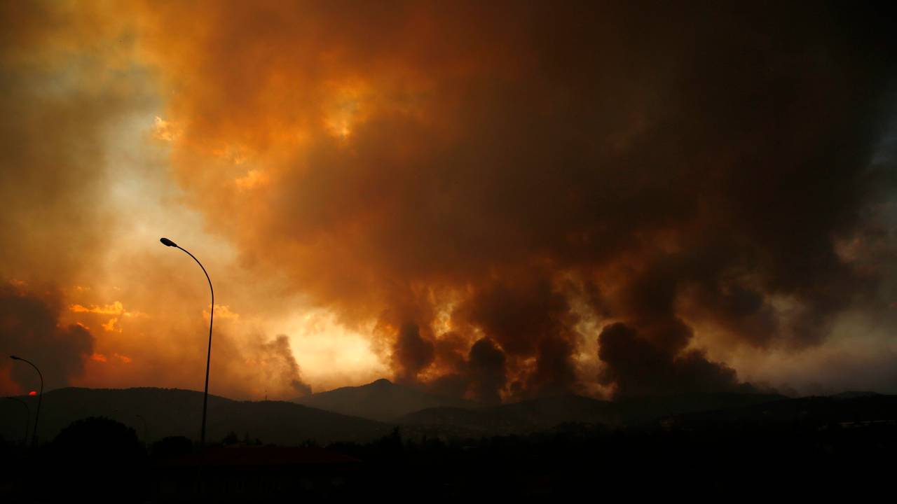 Dunkle Rauchwolken steigen 35 Kilometer entfernt von Athen in den Himmel, Grund dafür sind die anhaltenden Waldbrände.