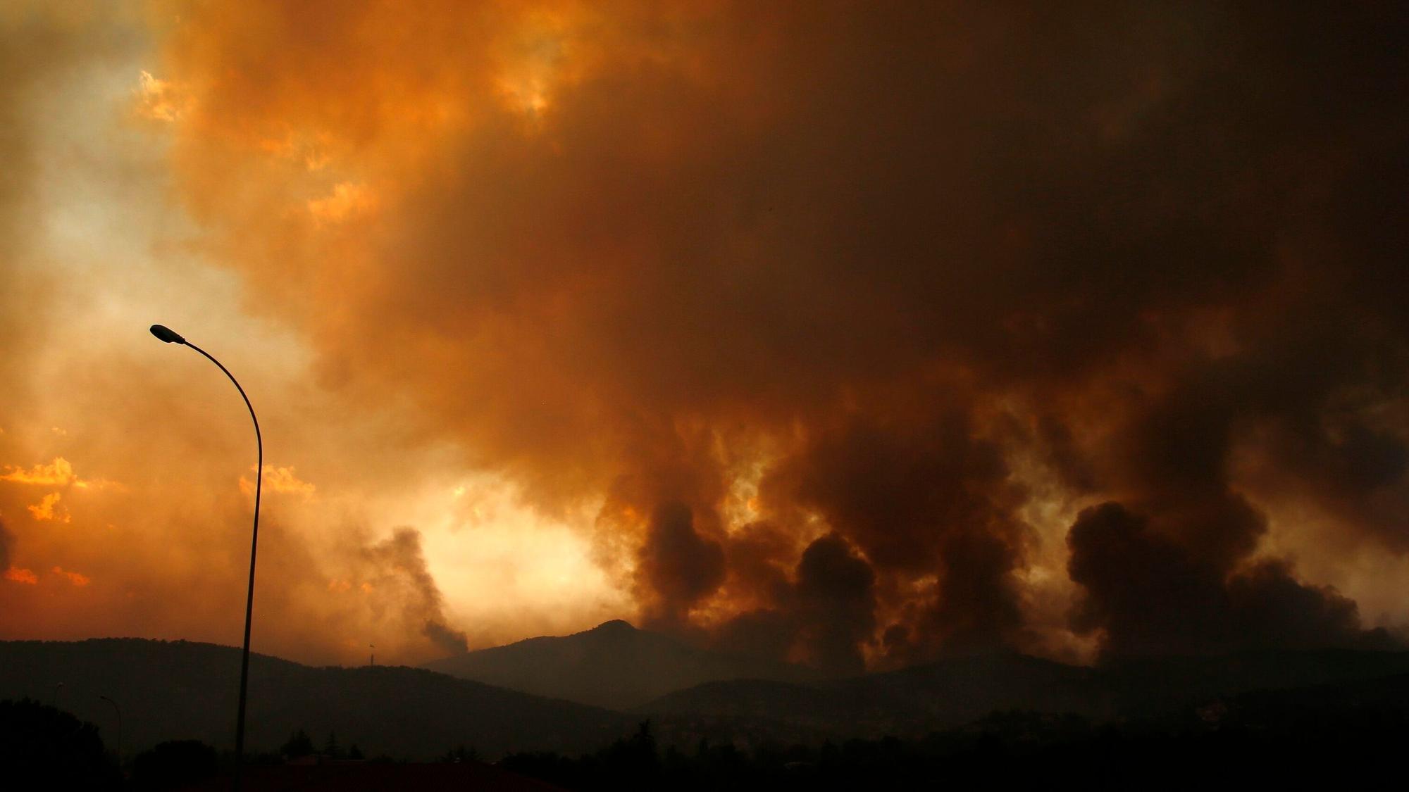 Dunkle Rauchwolken steigen 35 Kilometer entfernt von Athen in den Himmel, Grund dafür sind die anhaltenden Waldbrände.