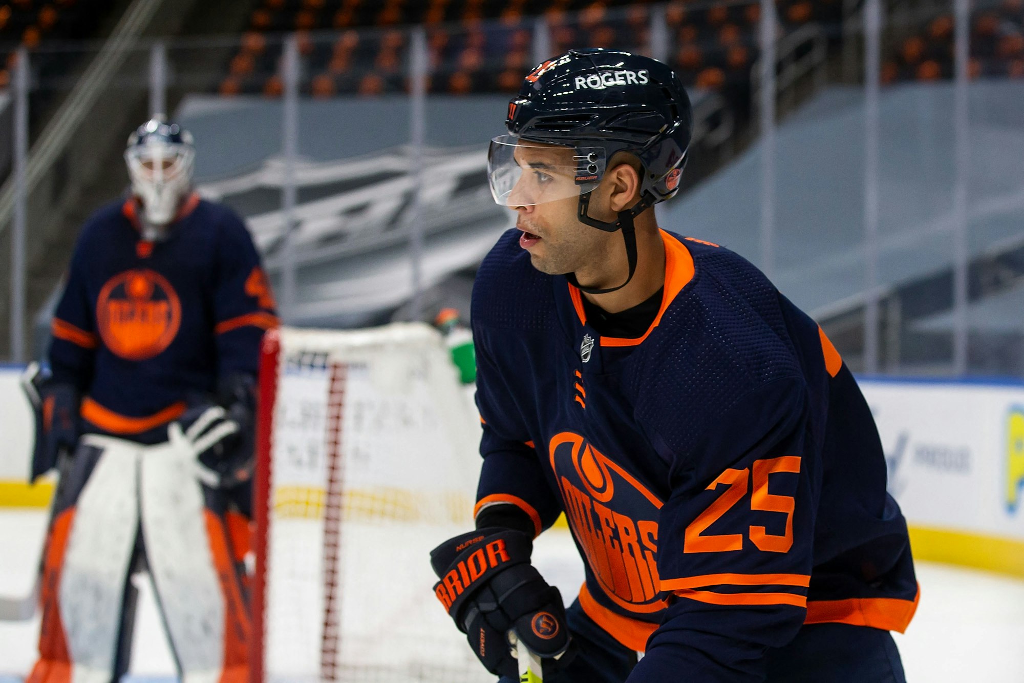Darnell Nurse spielt im NHL-Spiel der Edmonton Oilers den Puck.