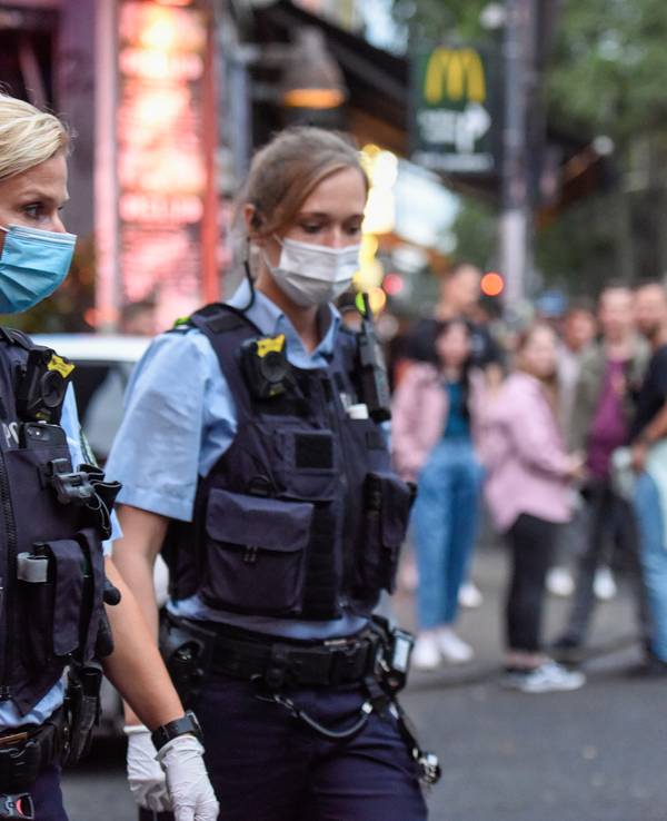 Die Polizei zeigt Präsenz in der Zülpicher Straße.
