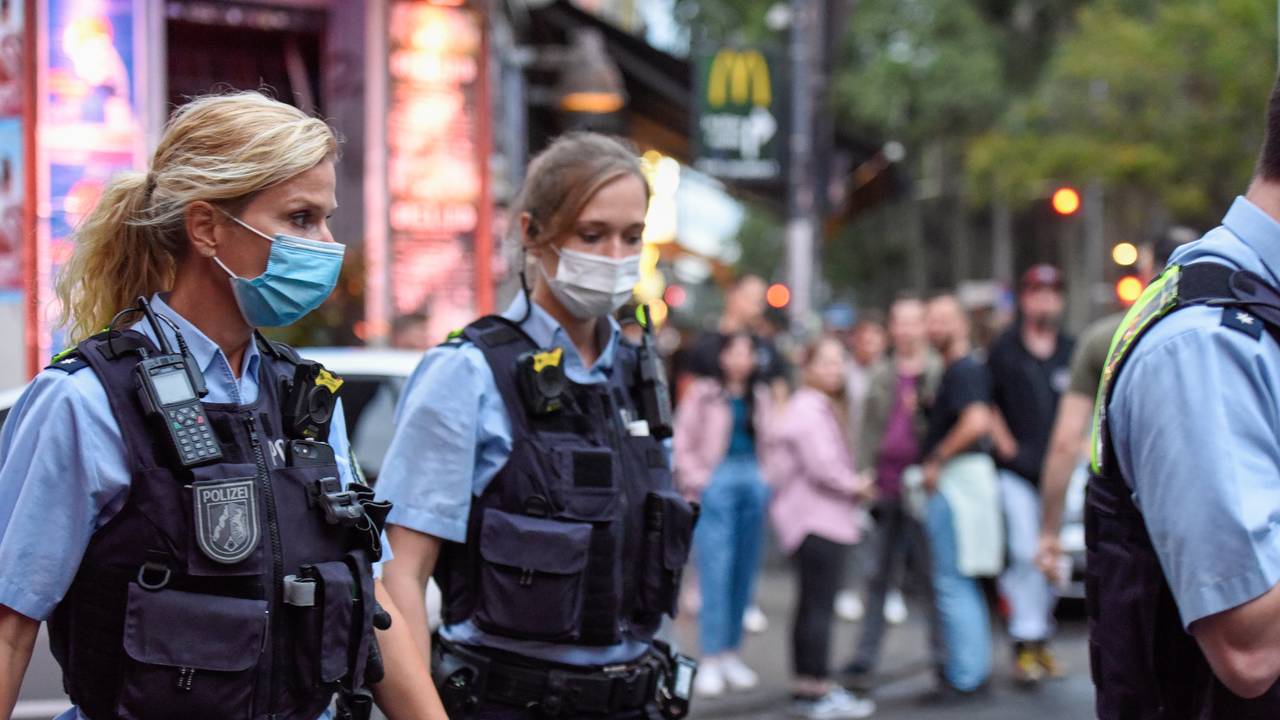 Die Polizei zeigt Präsenz in der Zülpicher Straße.
