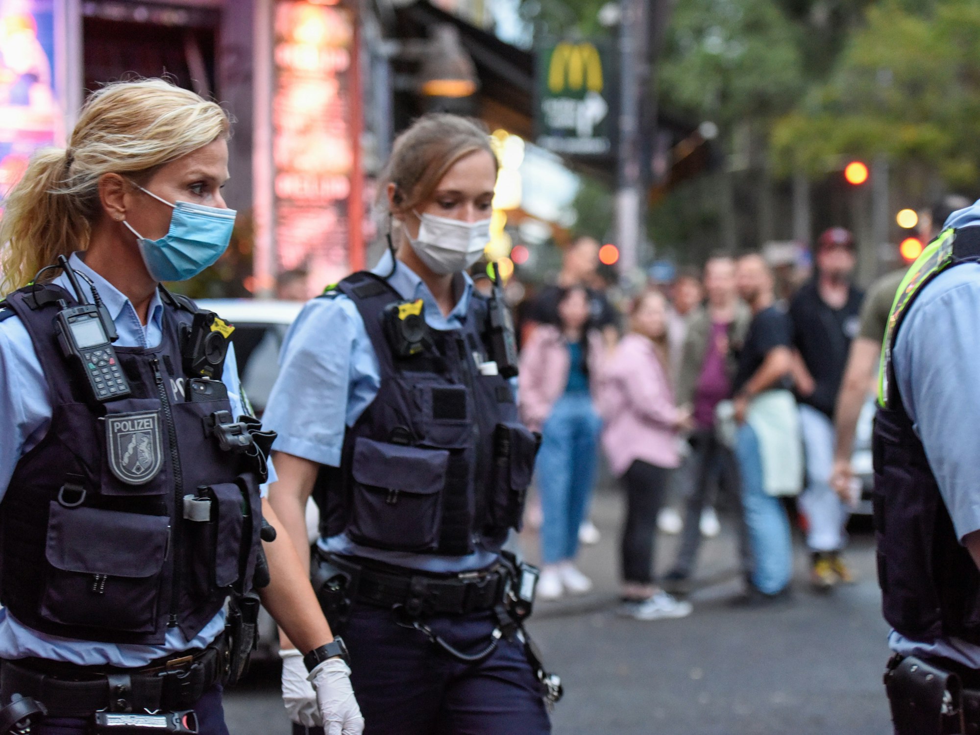 Die Polizei zeigt Präsenz in der Zülpicher Straße.