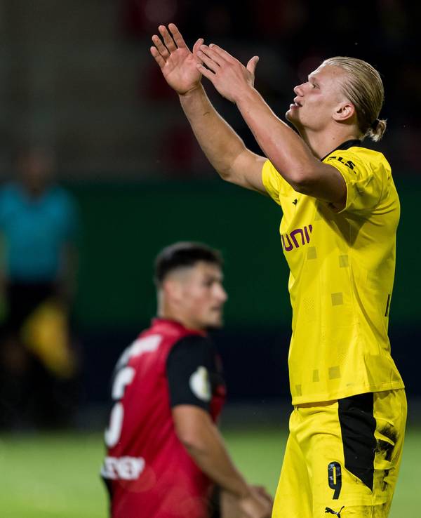 Erling Haaland jubelt im DFB-Pokal beim Spiel von Borussia Dortmund beim SV Wehen Wiesbaden.