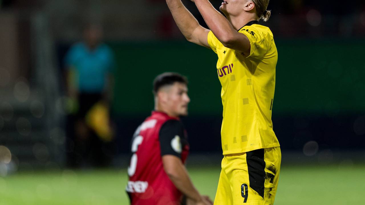 Erling Haaland jubelt im DFB-Pokal beim Spiel von Borussia Dortmund beim SV Wehen Wiesbaden.