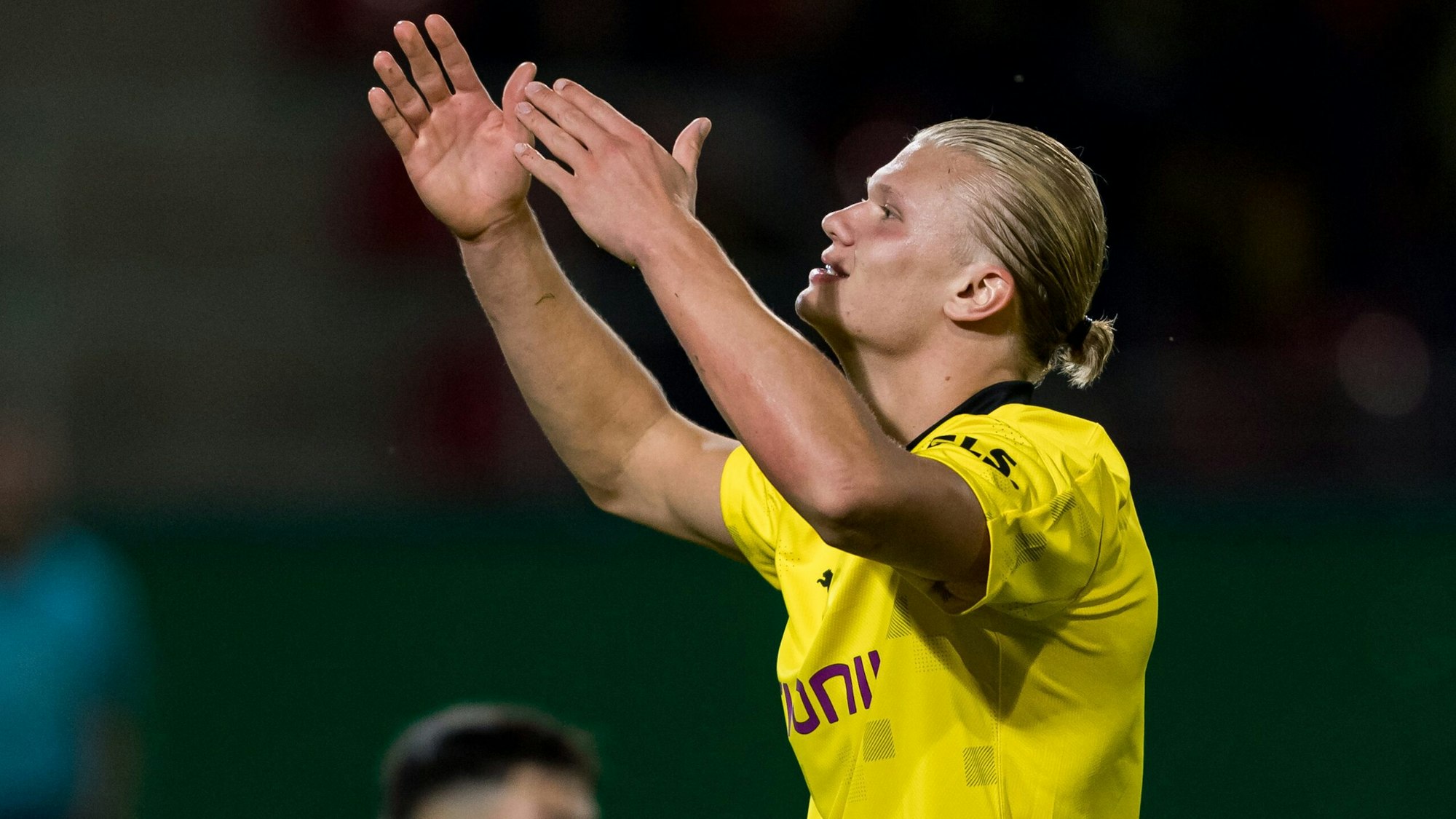 Erling Haaland jubelt im DFB-Pokal beim Spiel von Borussia Dortmund beim SV Wehen Wiesbaden.