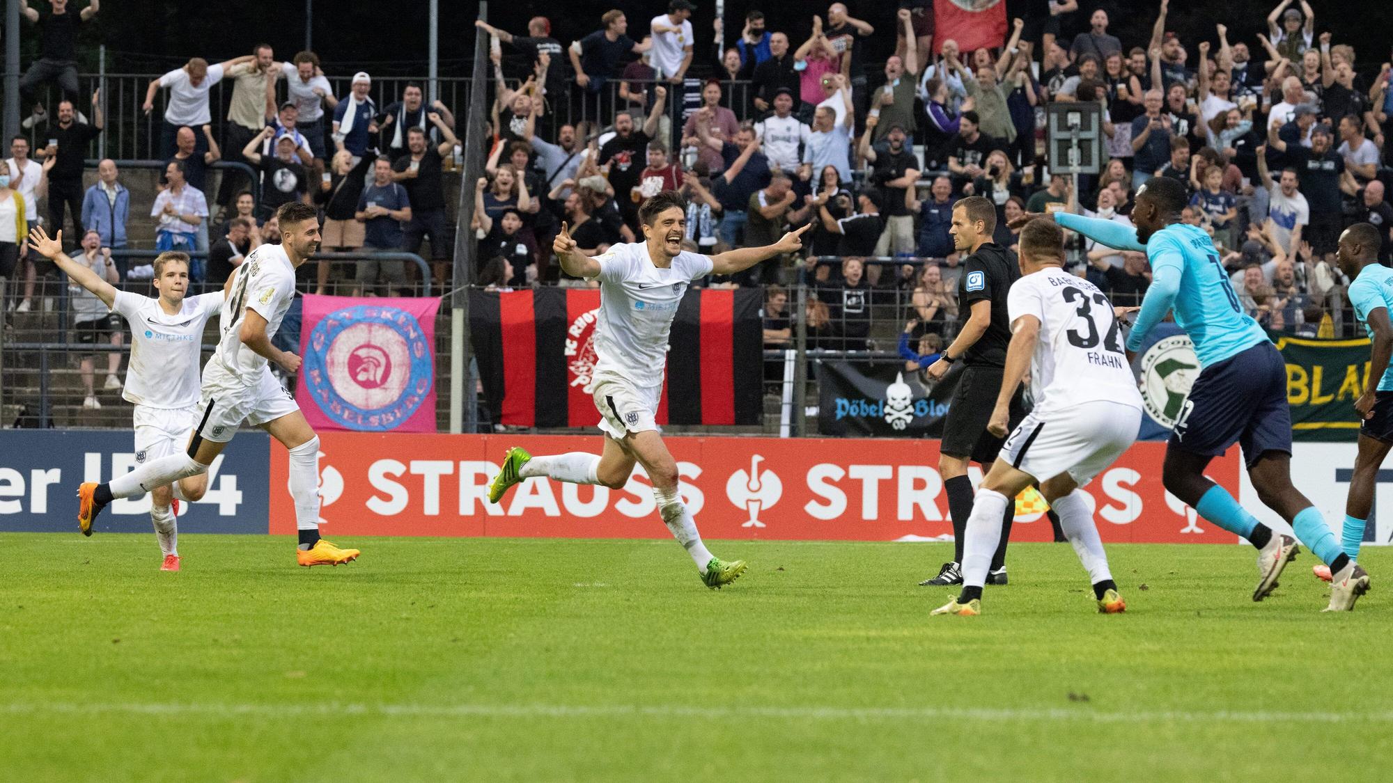 Marcus Hoffmann breitet nach seinem Tor für Babelsberg gegen Greuther Fürth die Arme beim Jubel aus.