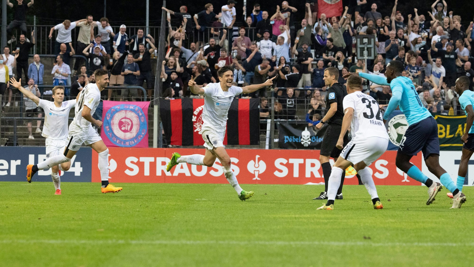 Marcus Hoffmann breitet nach seinem Tor für Babelsberg gegen Greuther Fürth die Arme beim Jubel aus.