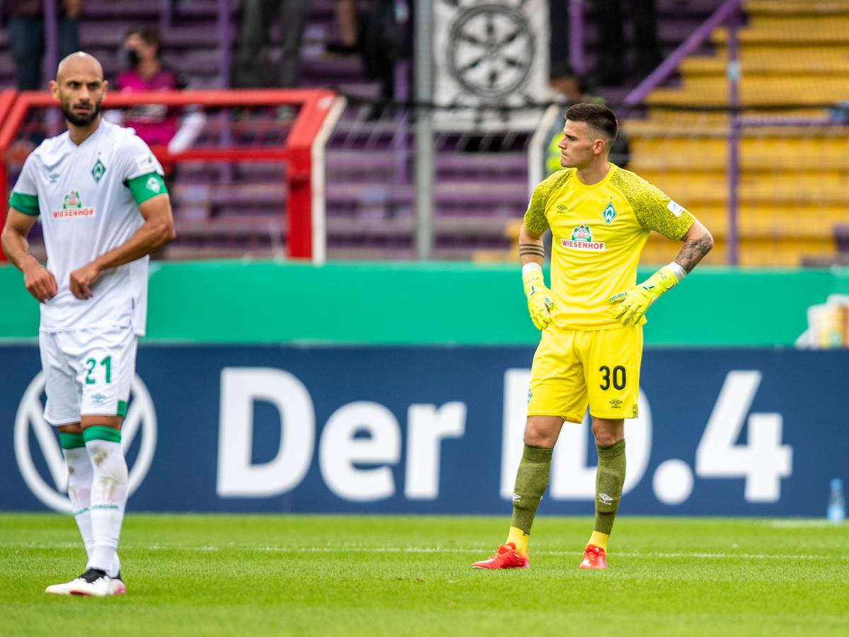 Bremens Ömer Toprak und Torwart Michael Zetterer reagieren nach dem Gegentor im DFB-Pokal gegen den VfL Osnabrück.