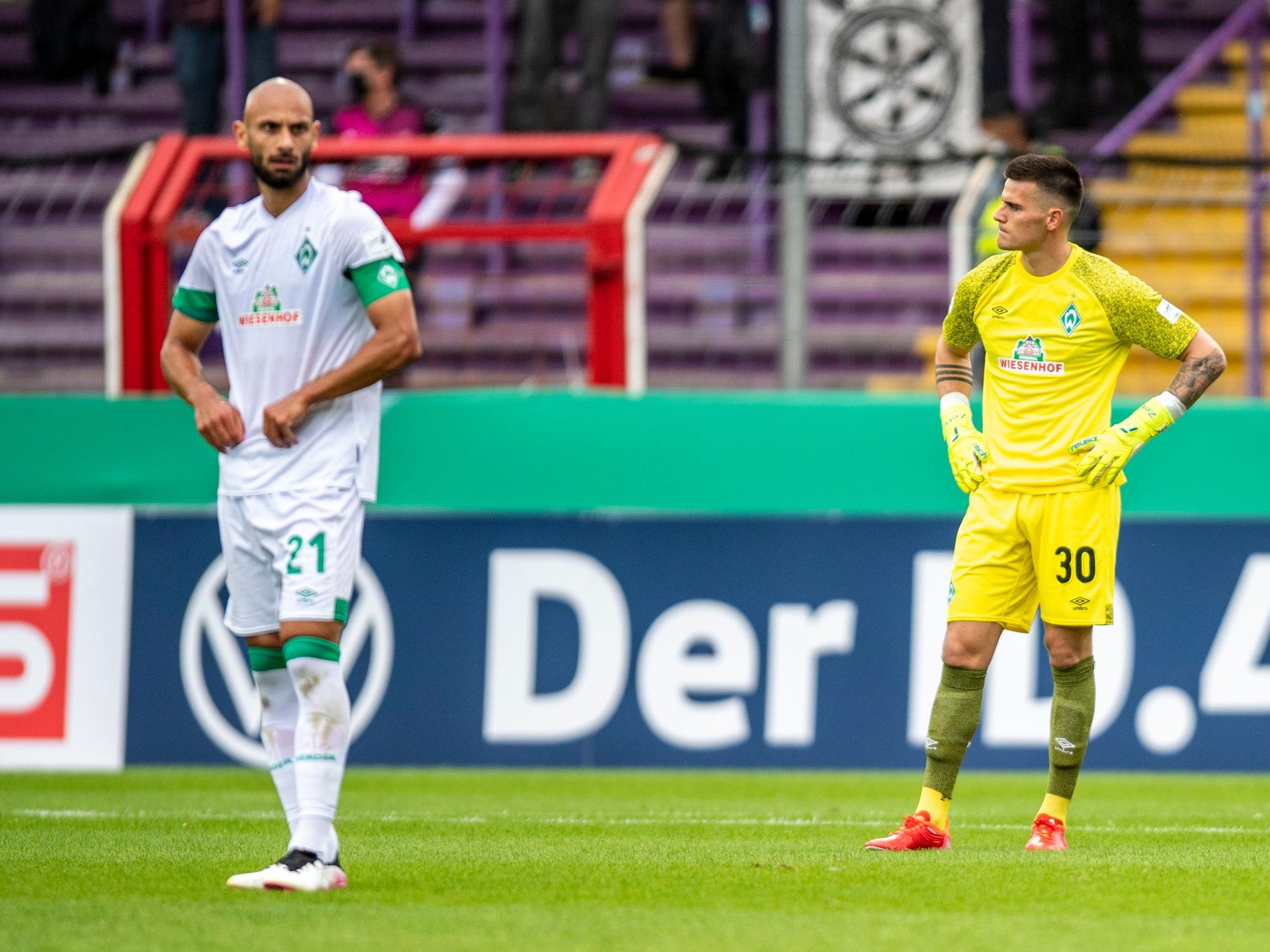 Bremens Ömer Toprak und Torwart Michael Zetterer reagieren nach dem Gegentor im DFB-Pokal gegen den VfL Osnabrück.