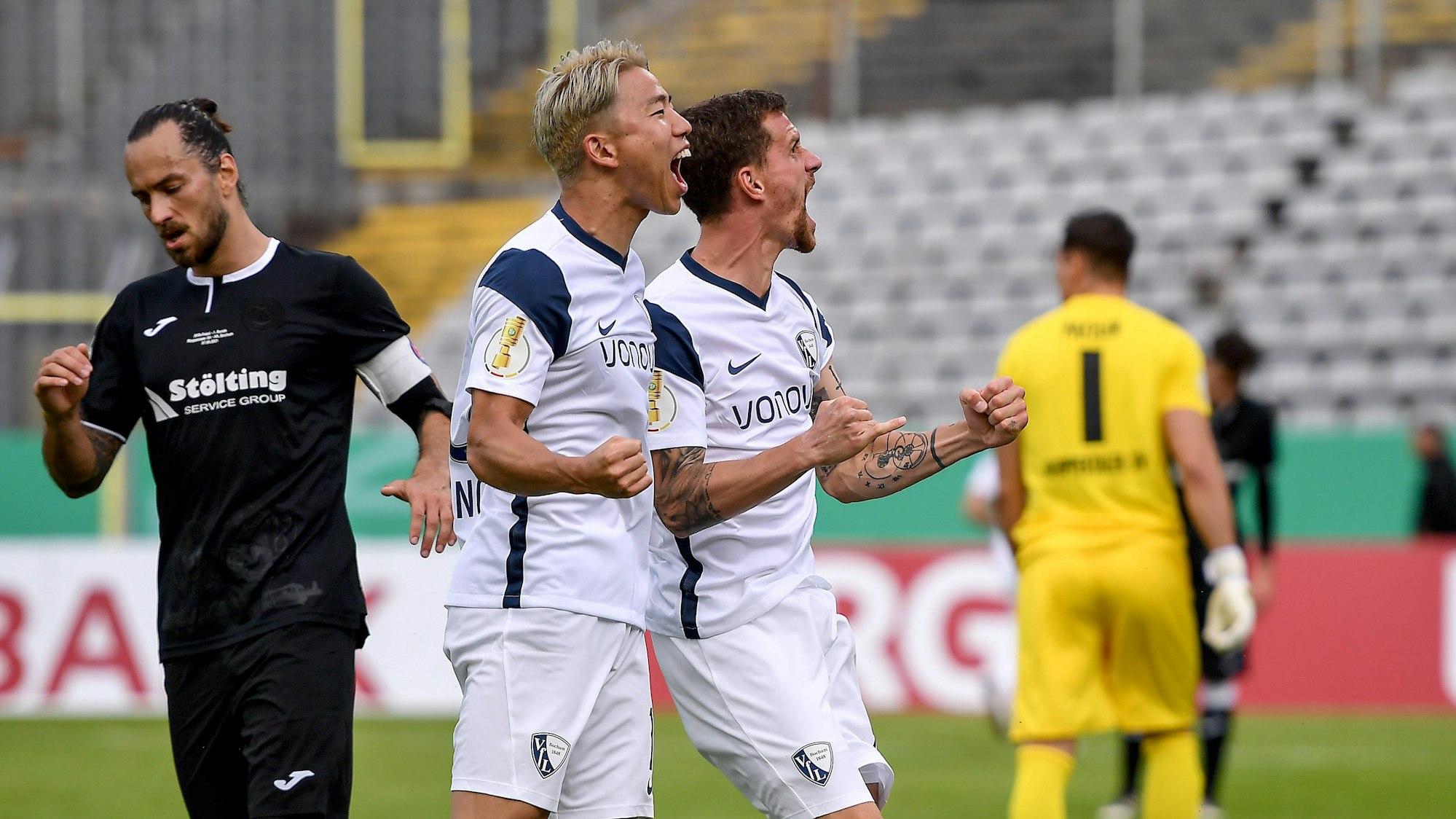 Simon Zoller (r.) bejubelt mit Takuma Asano sein Ausgleichstor im DFB-Pokalspiel beim Wuppertaler SV